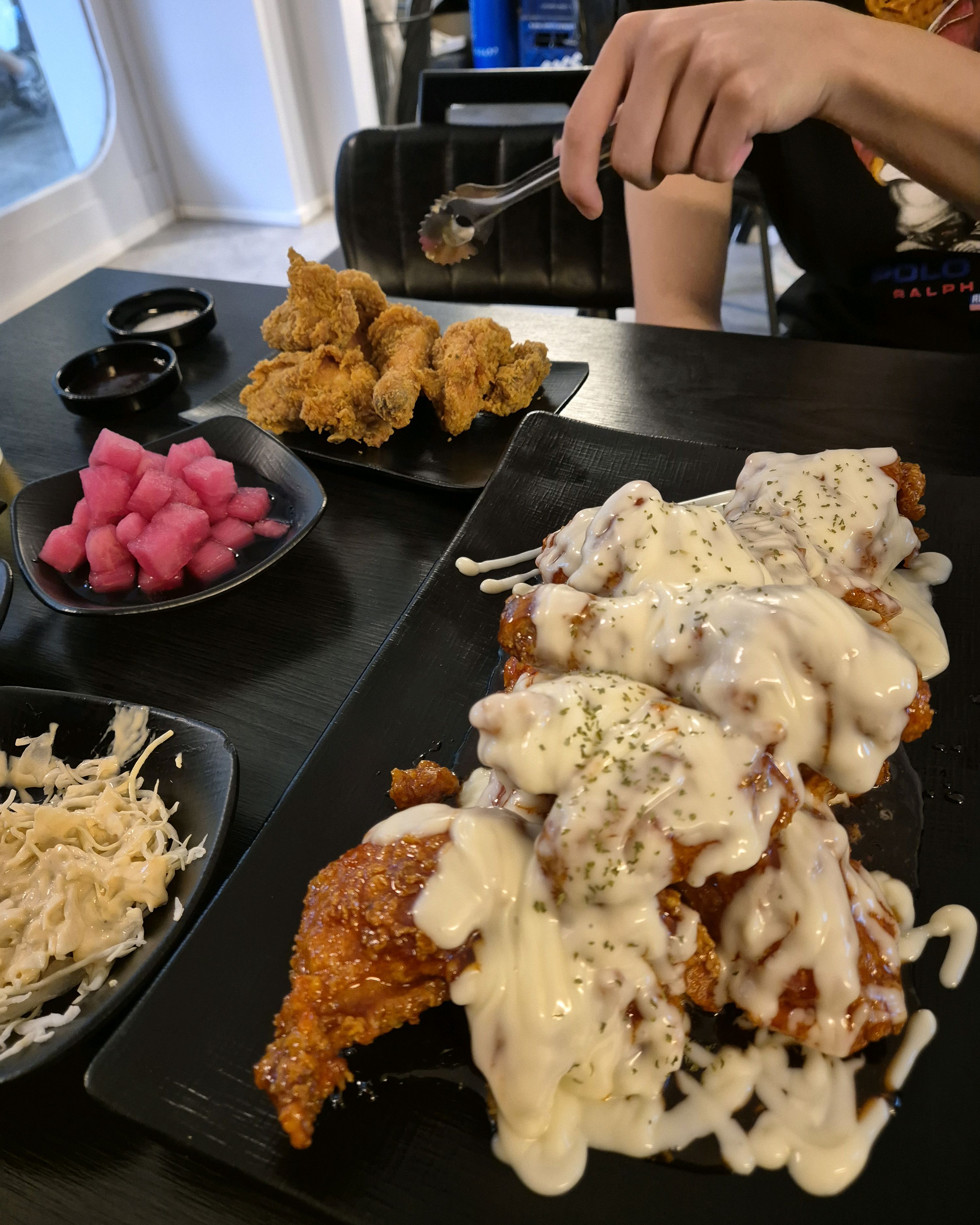 슈프림 양넘 너무 맛있네요 후라이드도 기가 막힙니다. 홀에서 주류도 주문하면 맛있는 치즈