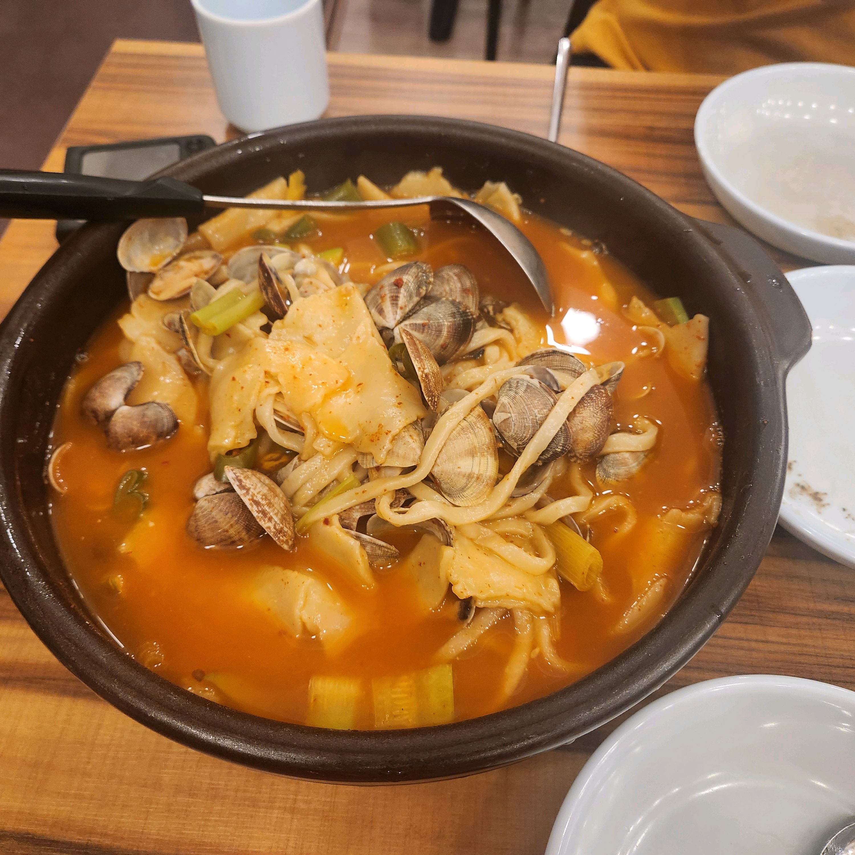 바지락 얼큰칼제비 2인에 만두 시켯어요~ - 천호동 맛집 이가네바지락칼국수