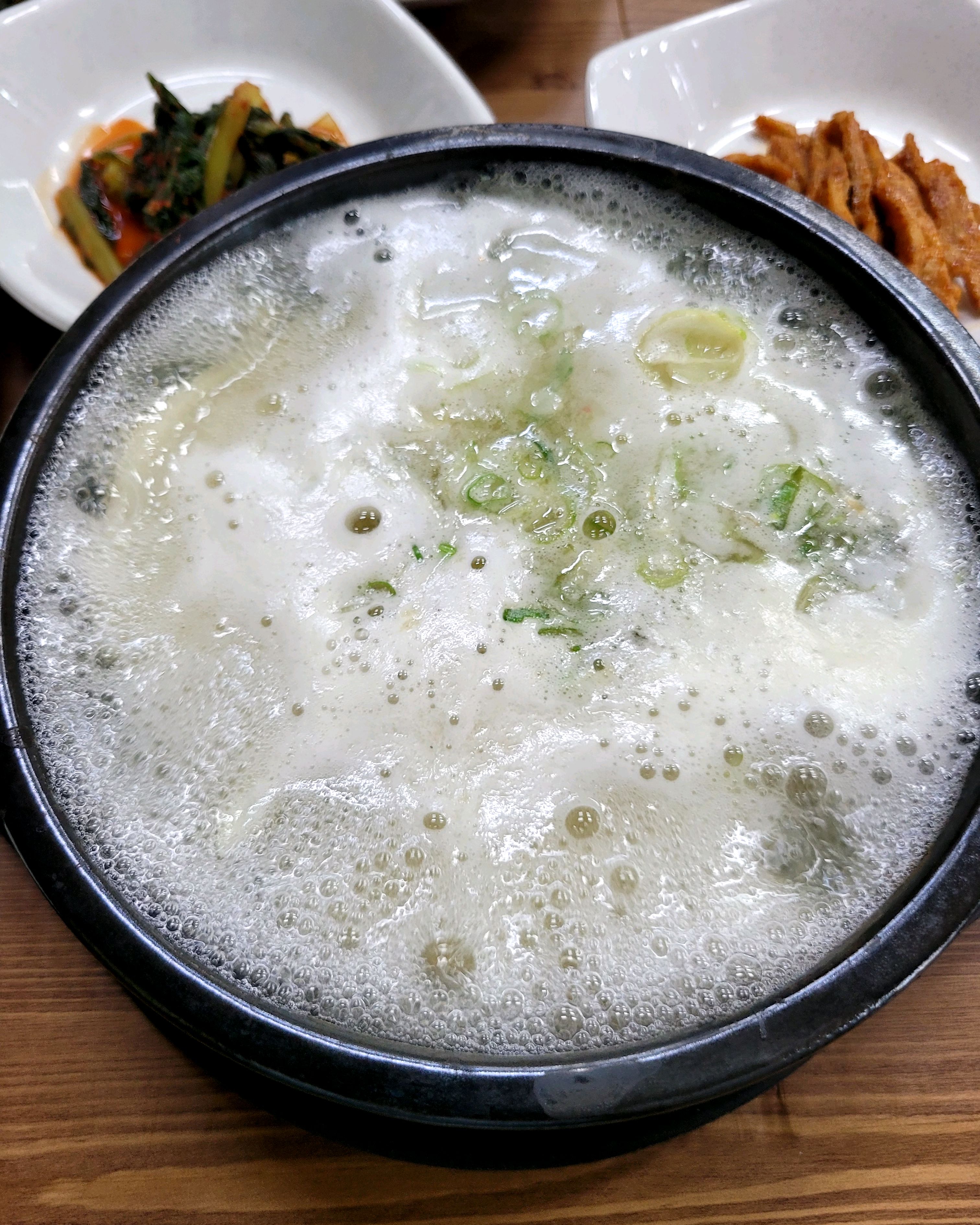 지나가다가 맛집 같아보여 들어왔는데 담백하고 맛있어요~~^^다음에는 묵은지 삼겹살을 먹어봐