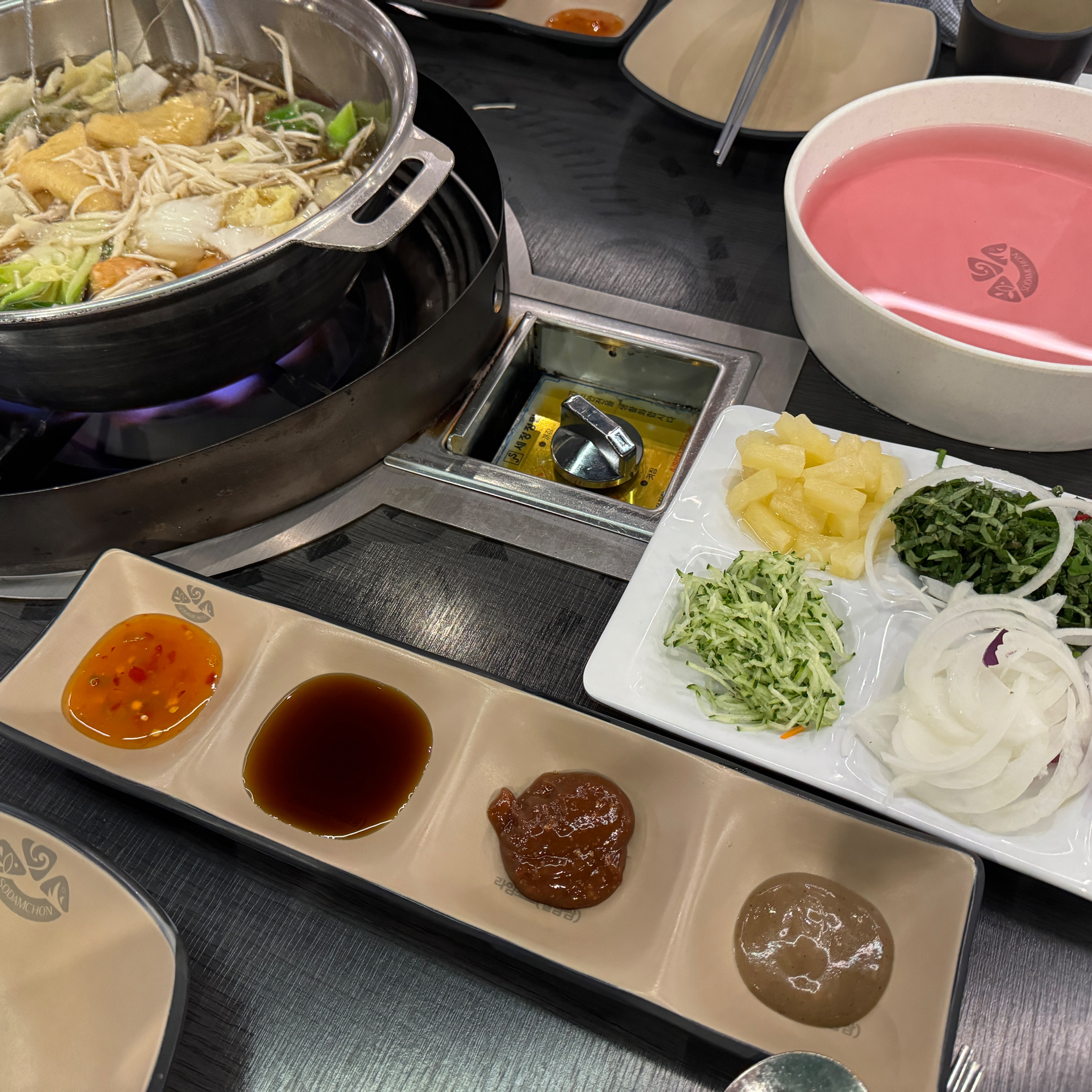 기본 재료들이 신선해서 참 맛있게 잘 먹었습니다. 실내 인테리어도 깔끔해서 좋았어요. 재방