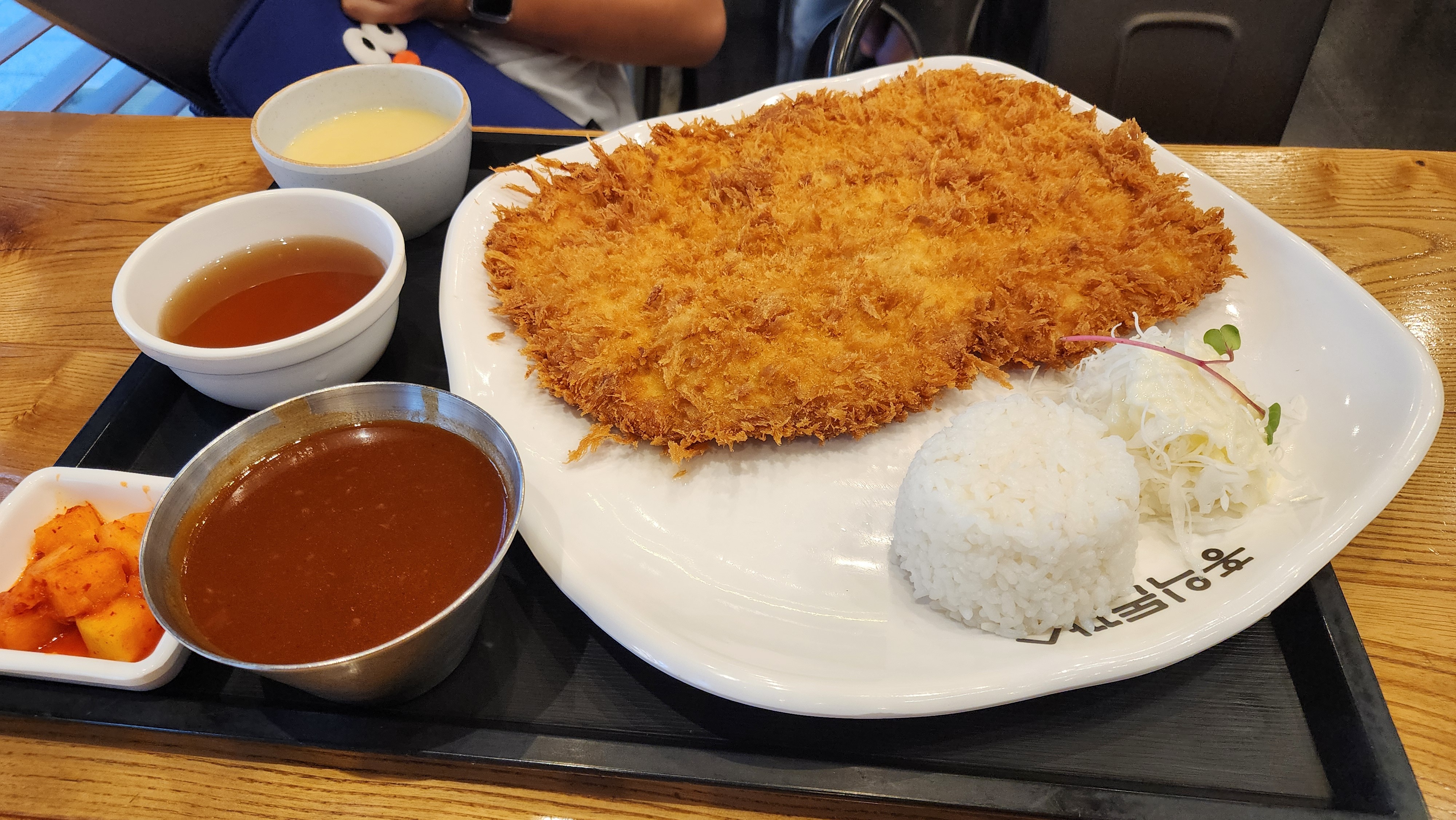 아이들이 좋아하고 친절합니다. 음식은 여전히 맛있고 고객응대는 과거보다 매우 좋아졌어요^^