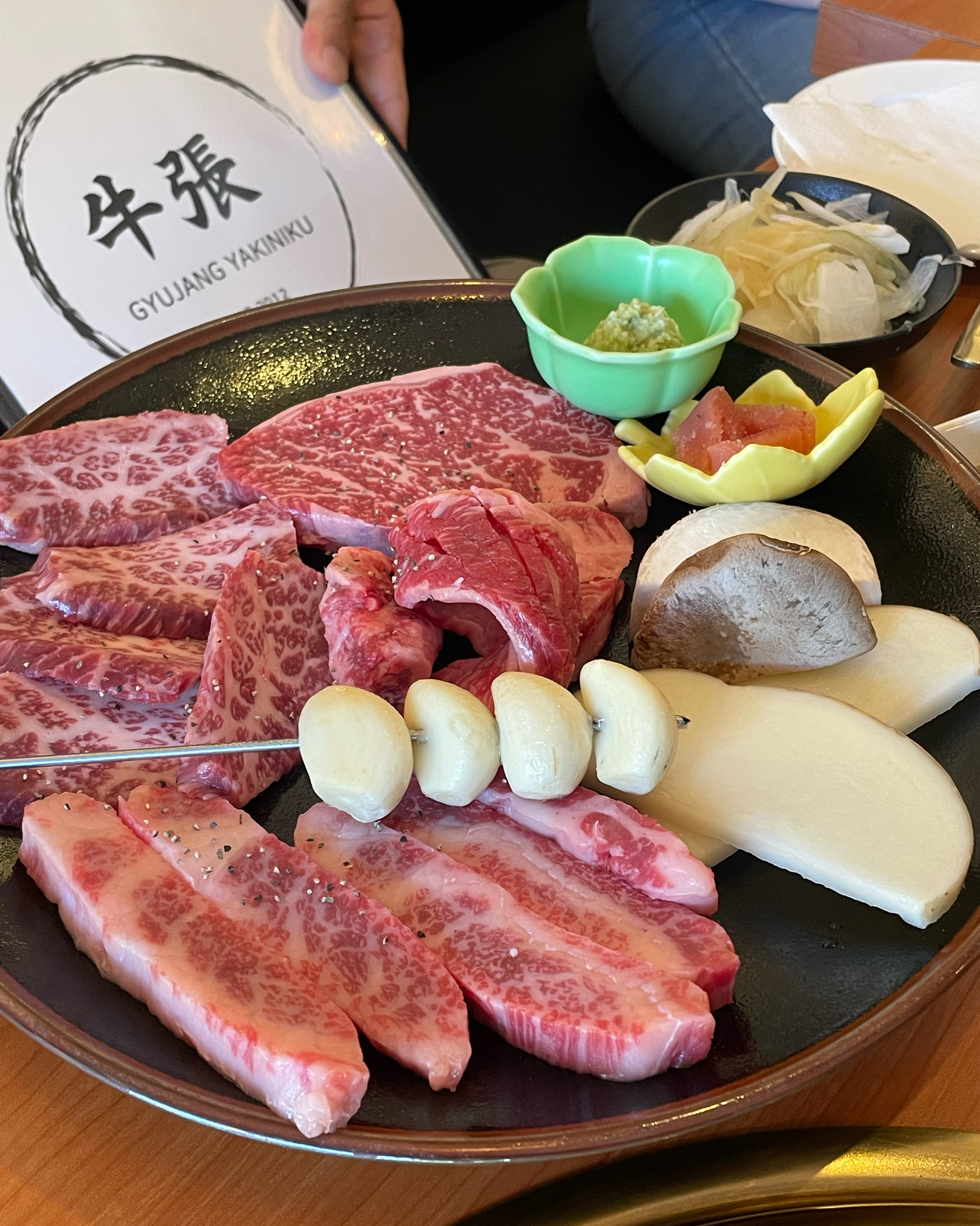 회식장소로 방문했는데 고기가 살살 녹아서 너무 맛있었어요 !! 먹어본 소고기 중에 제일 맛