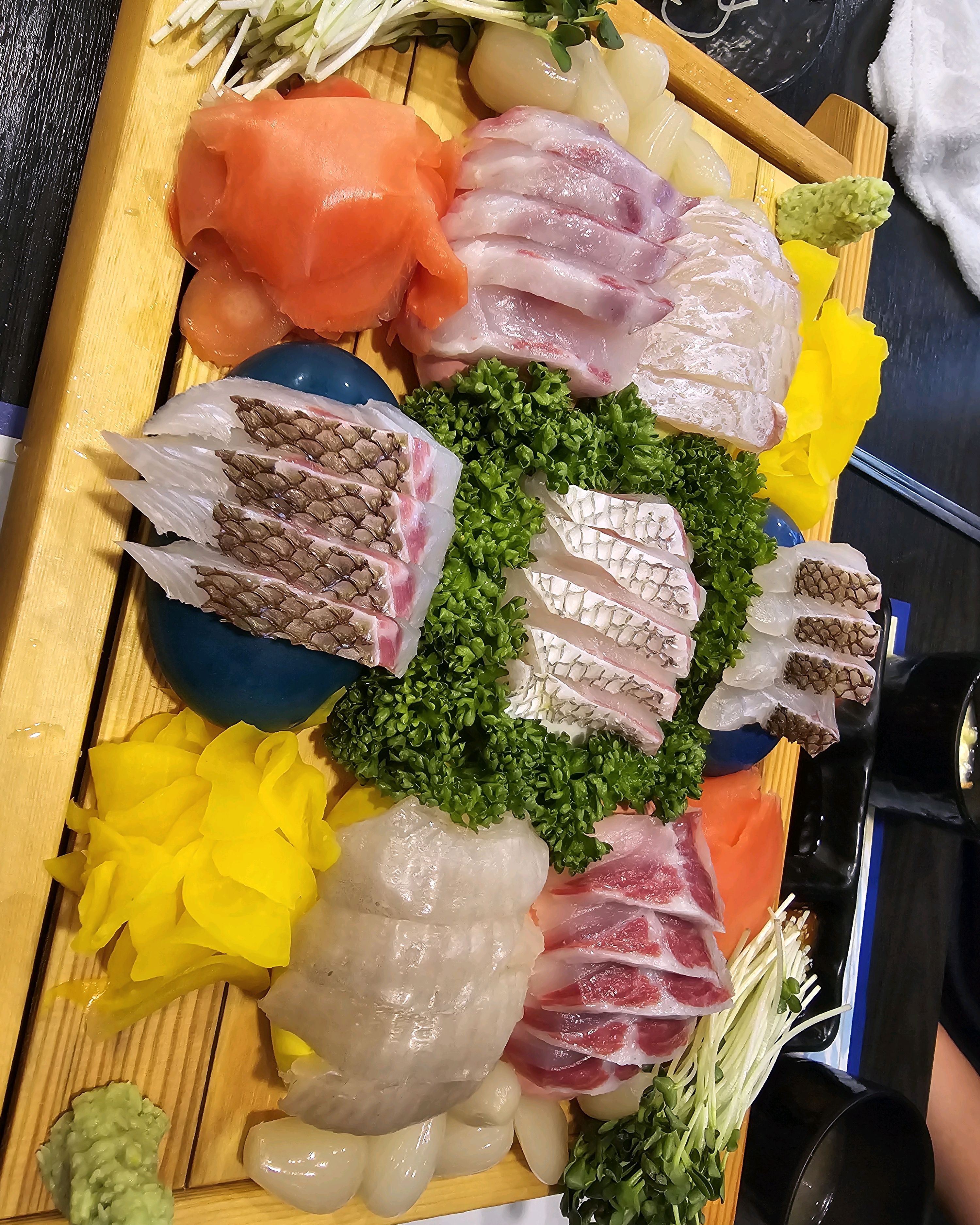 숙성회라 더 맛있는 것 같습니다. 종류도 다양하고 양도 충분히 많아 대만족입니다 - 인계동 맛집 물고기자리 인계점