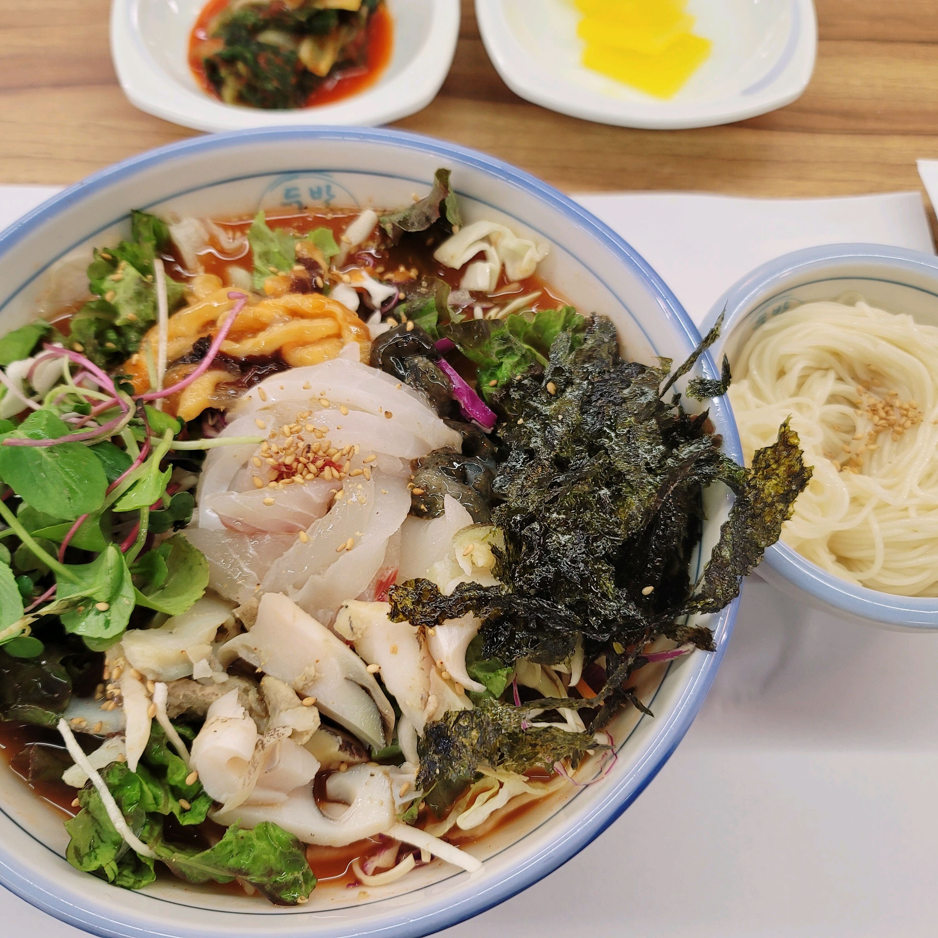 피드에 사진이 떠서 물회 생각이 나 찾게 됐어요 점심시간이 살짝지나서 방문했더니 되는 메뉴