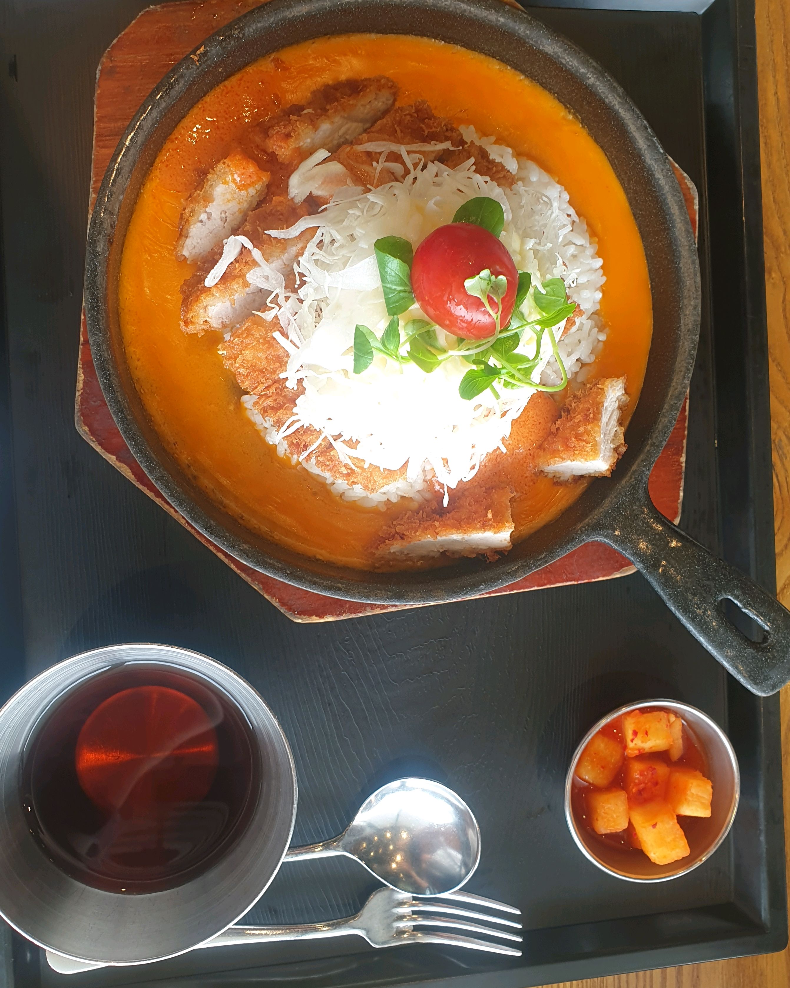 더블 치즈 돈가스는 로제 크림은 너무 짜고 돈까스 밑에 있다는 치즈는 보이지도 않았음 홍익