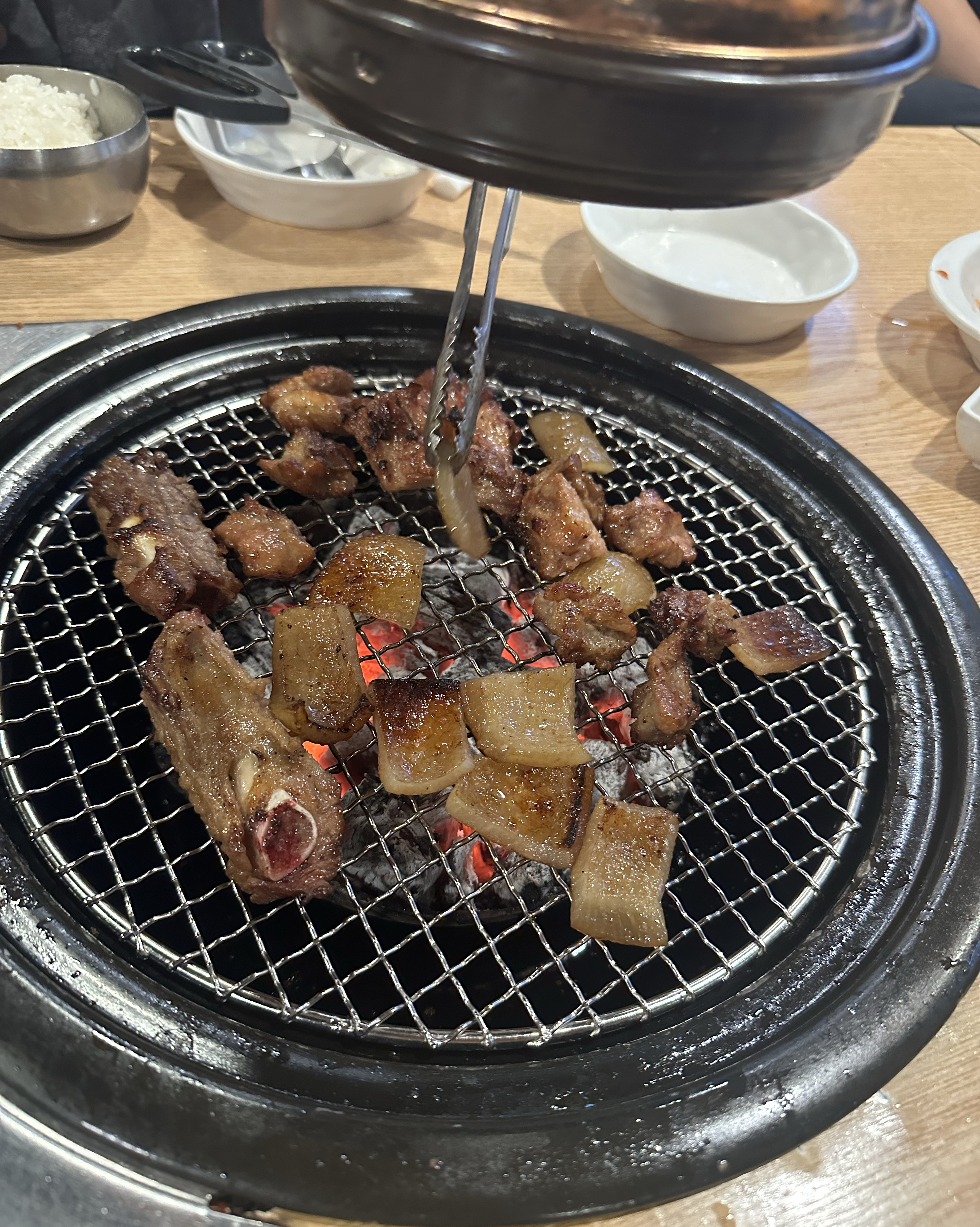 매장이 엄청 넓고 깨끗해요! 사장님과 직원분들 다들 엄청 친절하시고! 고기 질도 좋고 입에