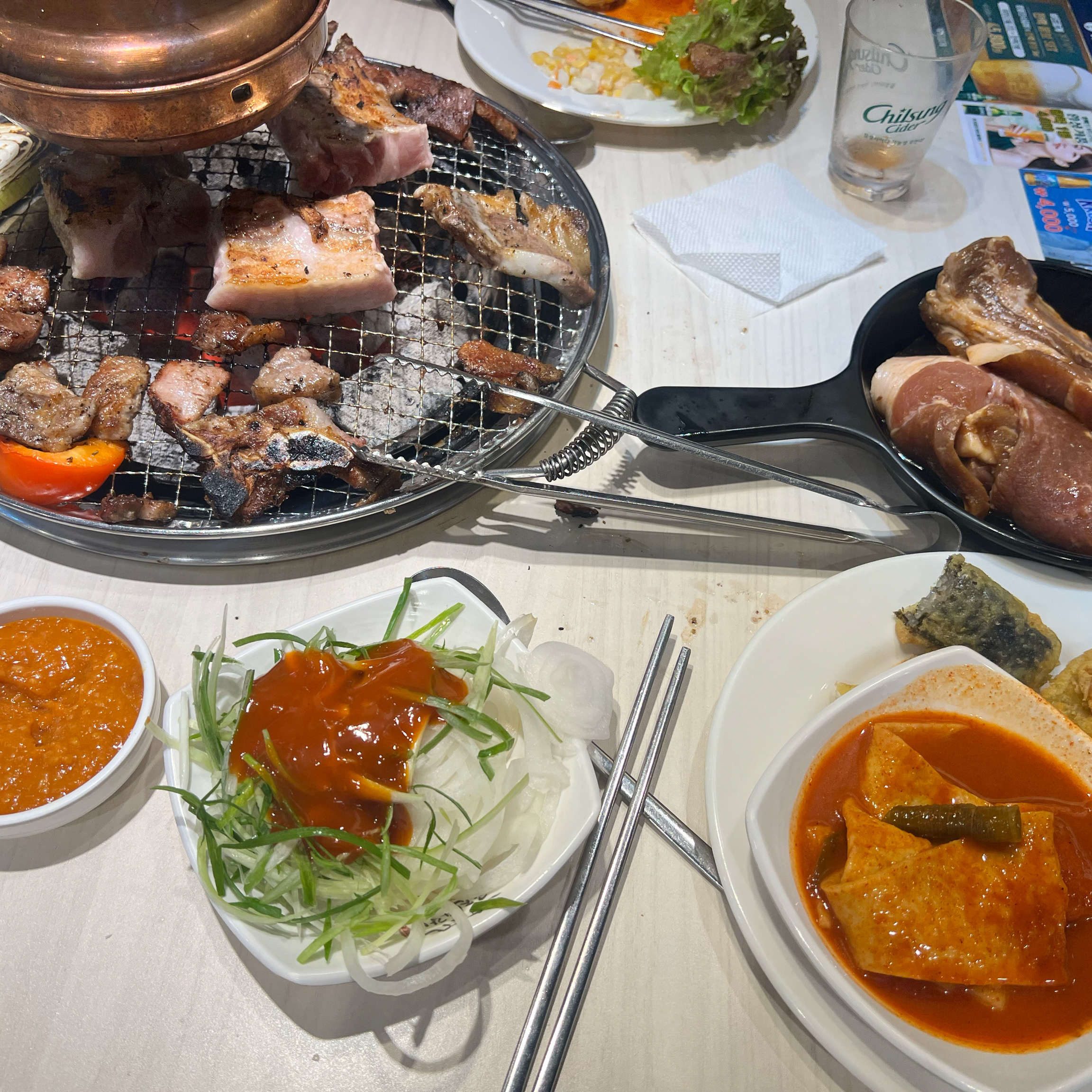 주말은 사람도 많은데 테이블 간격이 좁아 지나다니기 조금 불편합니다만 직원분들 다 친절하십