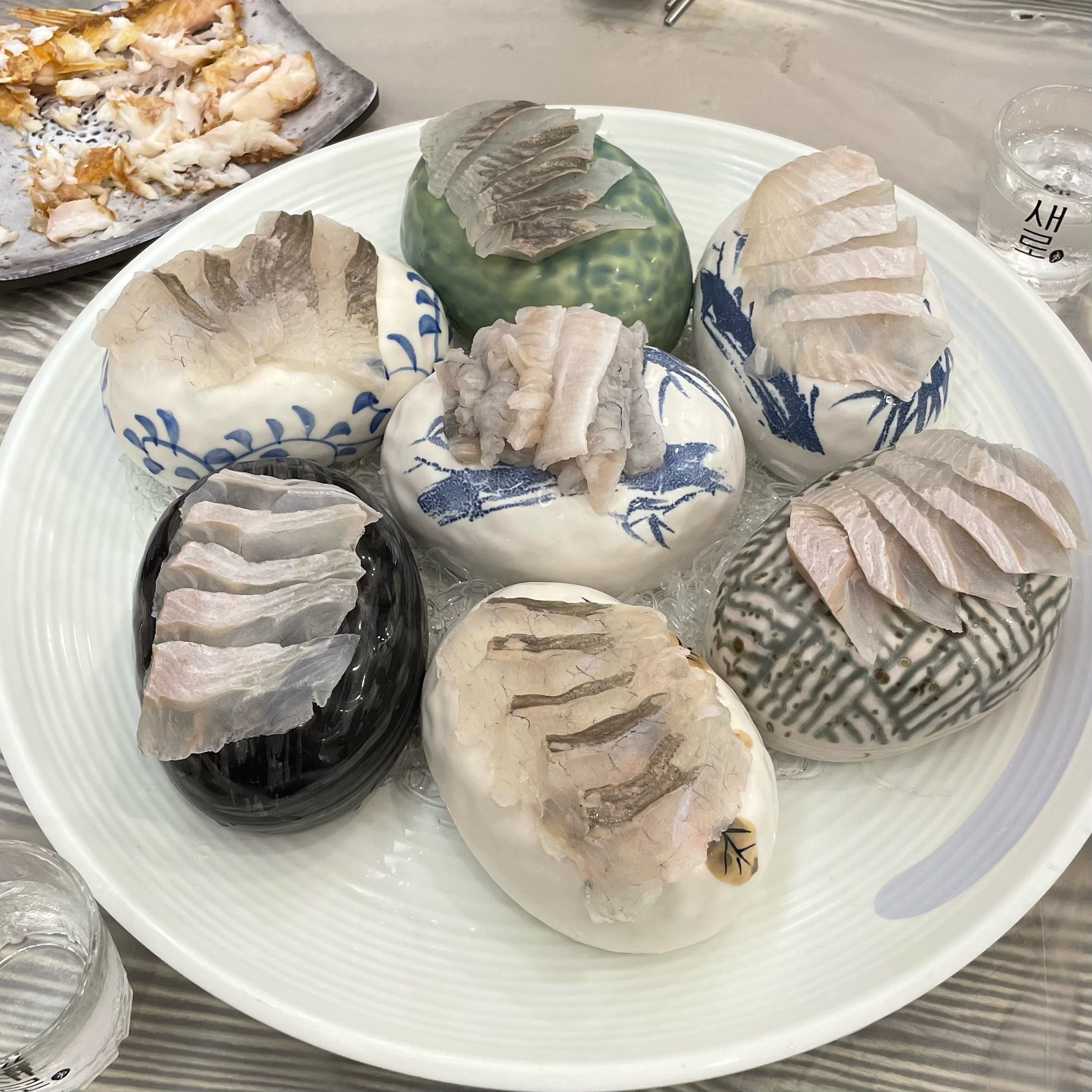 음식 전부 맛있었고 회도 신선하다고 느껴져서 좋았어요 근데 요즘 보통 여행가면 식당 가기
