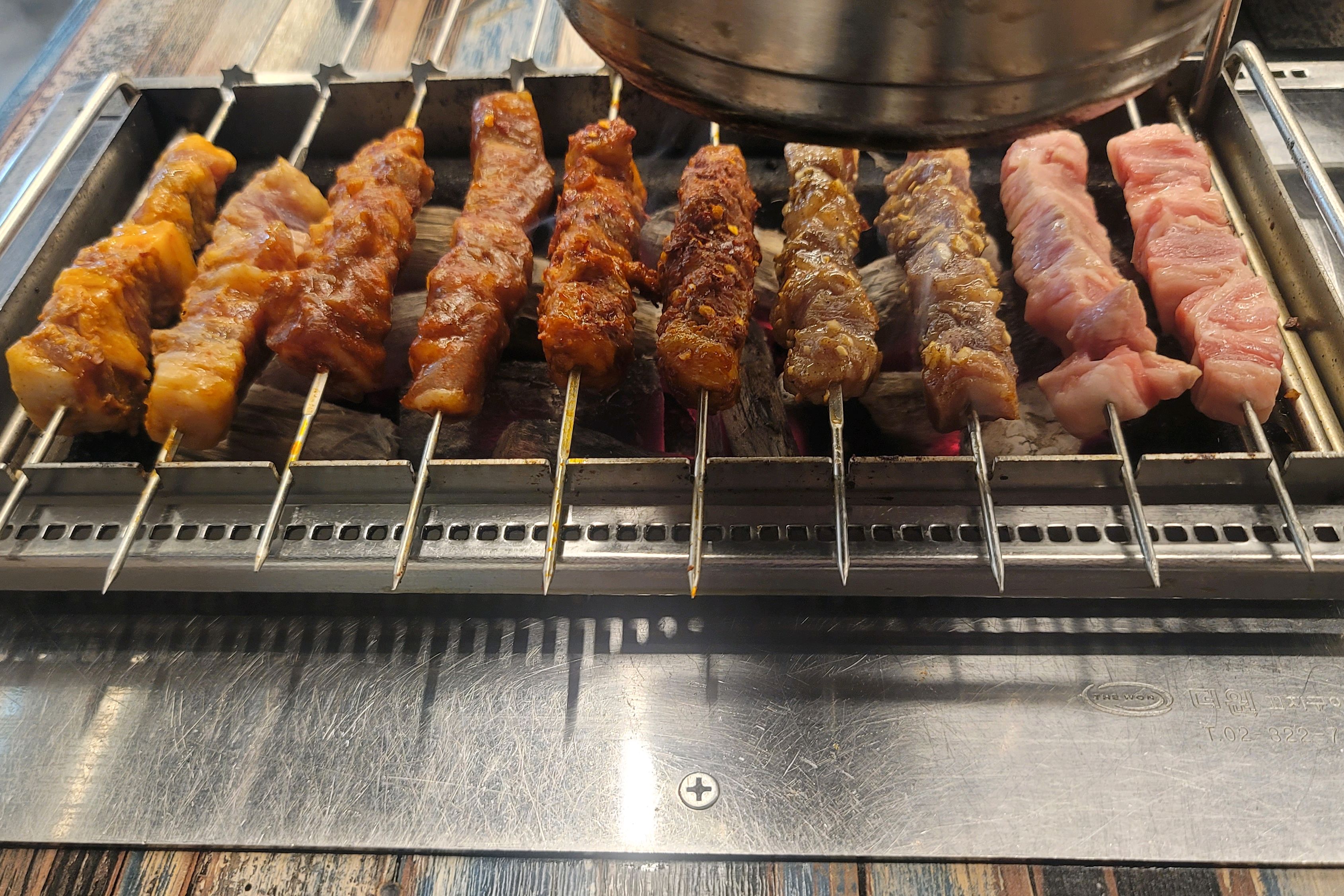 양꼬치&훠궈 무한리필~ 양꼬치는 먹을만했고~ 훠궈는 저희입맛엔 별로.. 저희가 향신료는 좀