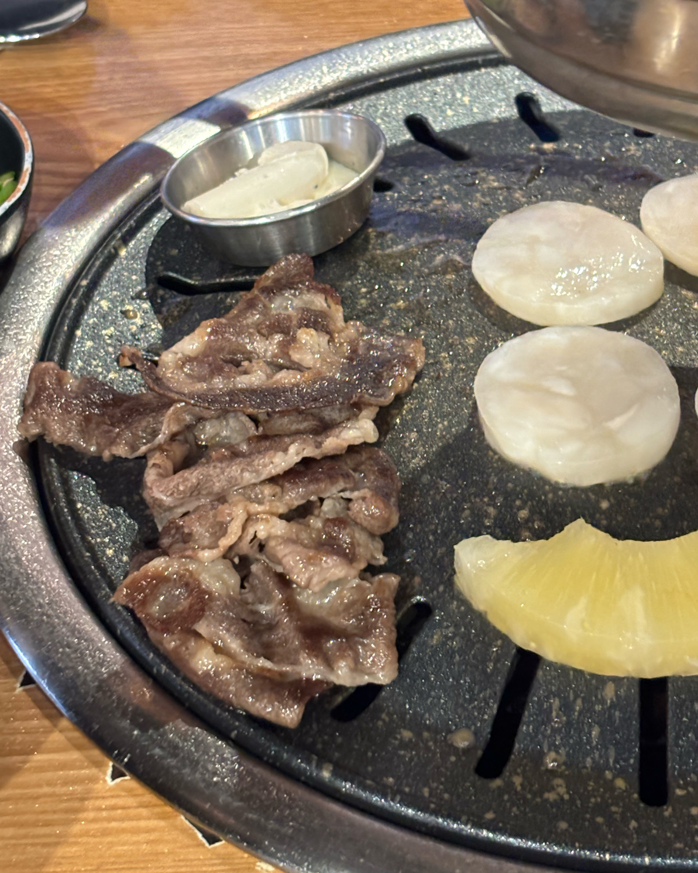 이차돌 정말 좋아하는 고깃집인데 점심에도 하셔서 점심부터 고기 부시기 좋아요 ㅋㅋㅋ 같이