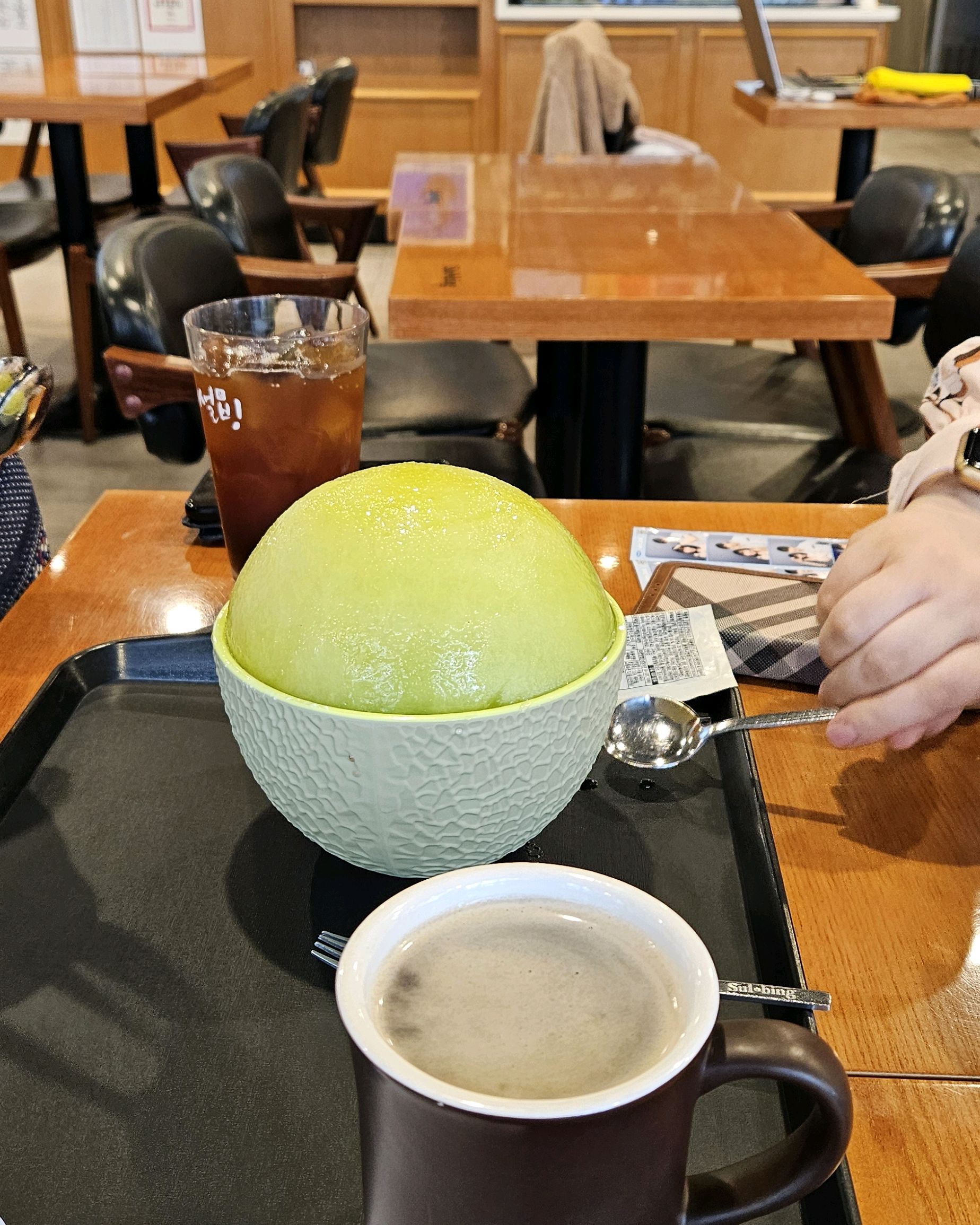 메론빙수가 특이했어요.시원한 메론속에 딸기 빙수가 들었어요.맛있어요. - 천호동 맛집 설빙 천호로데오점