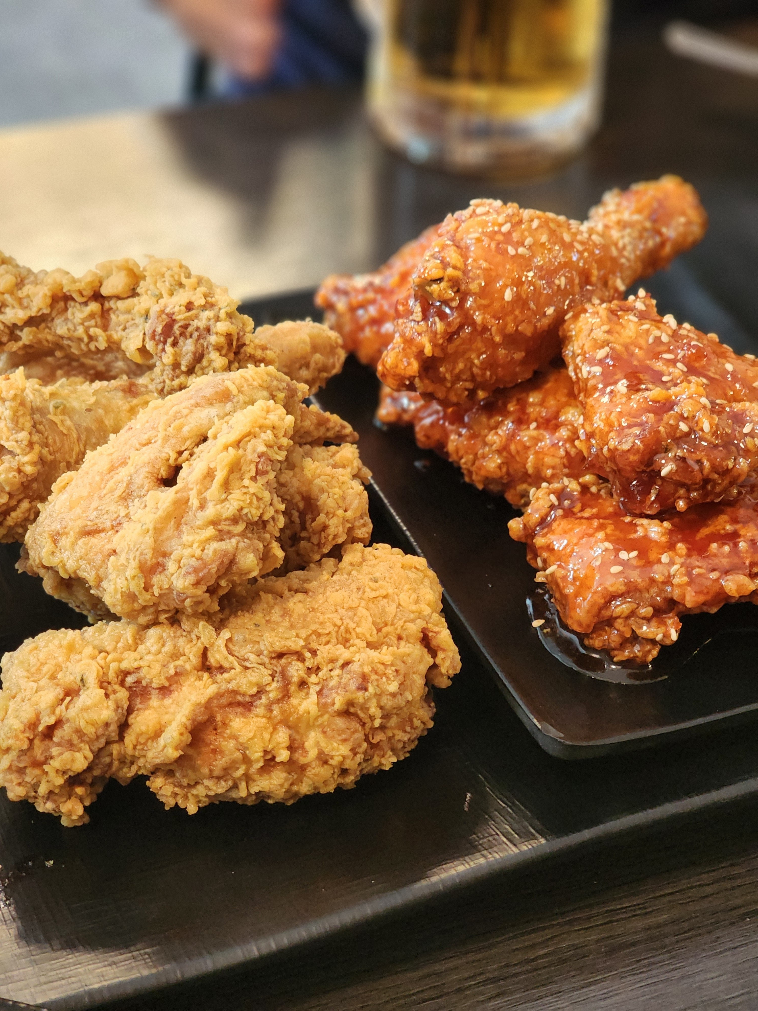 포장해서 자주 사먹는데 후라이드 살짝 매콤하게 염지돼있어서 진짜 맛있어요 느끼하지 않은 후