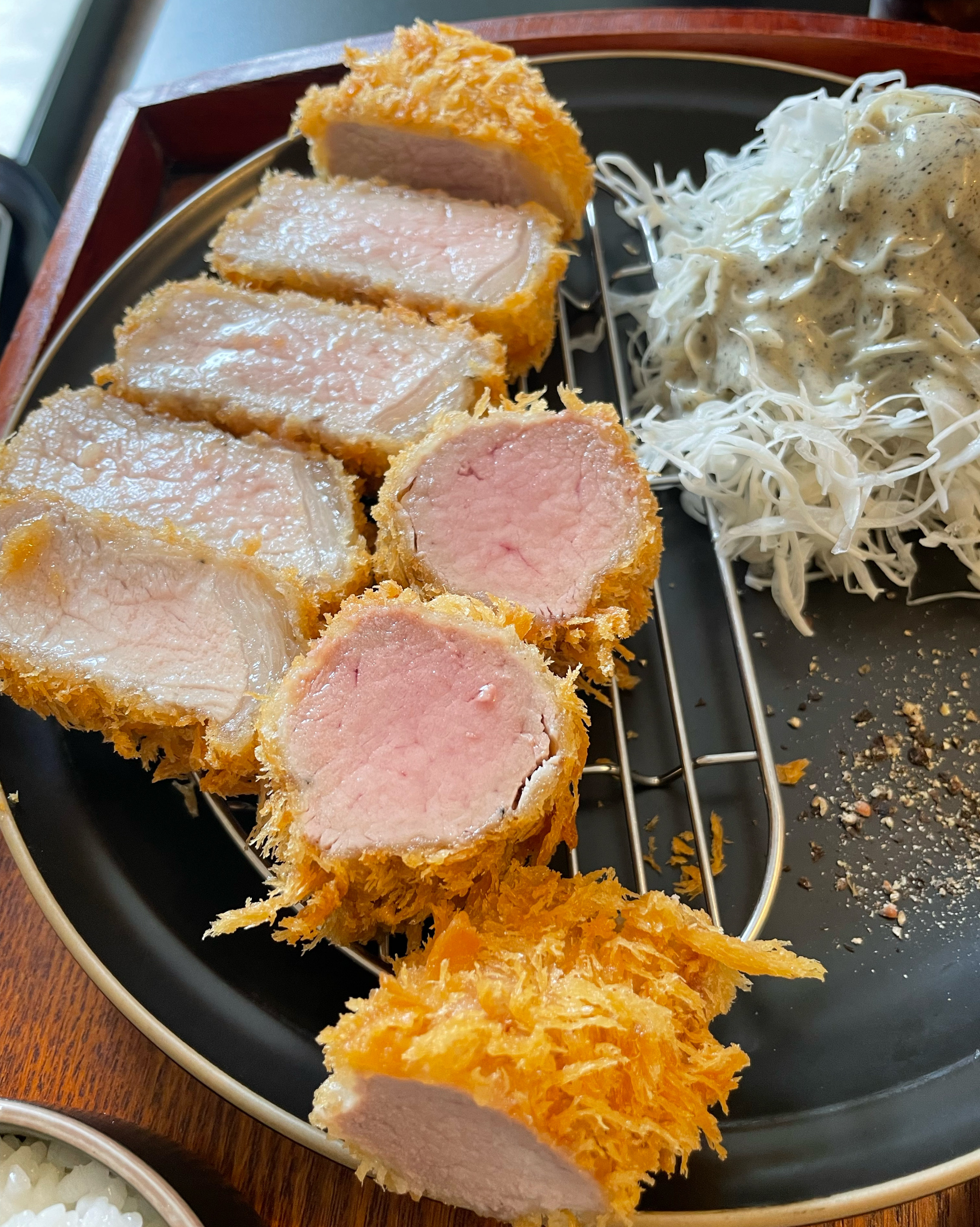 돈가스 너무 촉촉하고 바삭하고 맛있었어요 ! 정말 맛있는 돈가스예요 명란크림우동은 기대를 