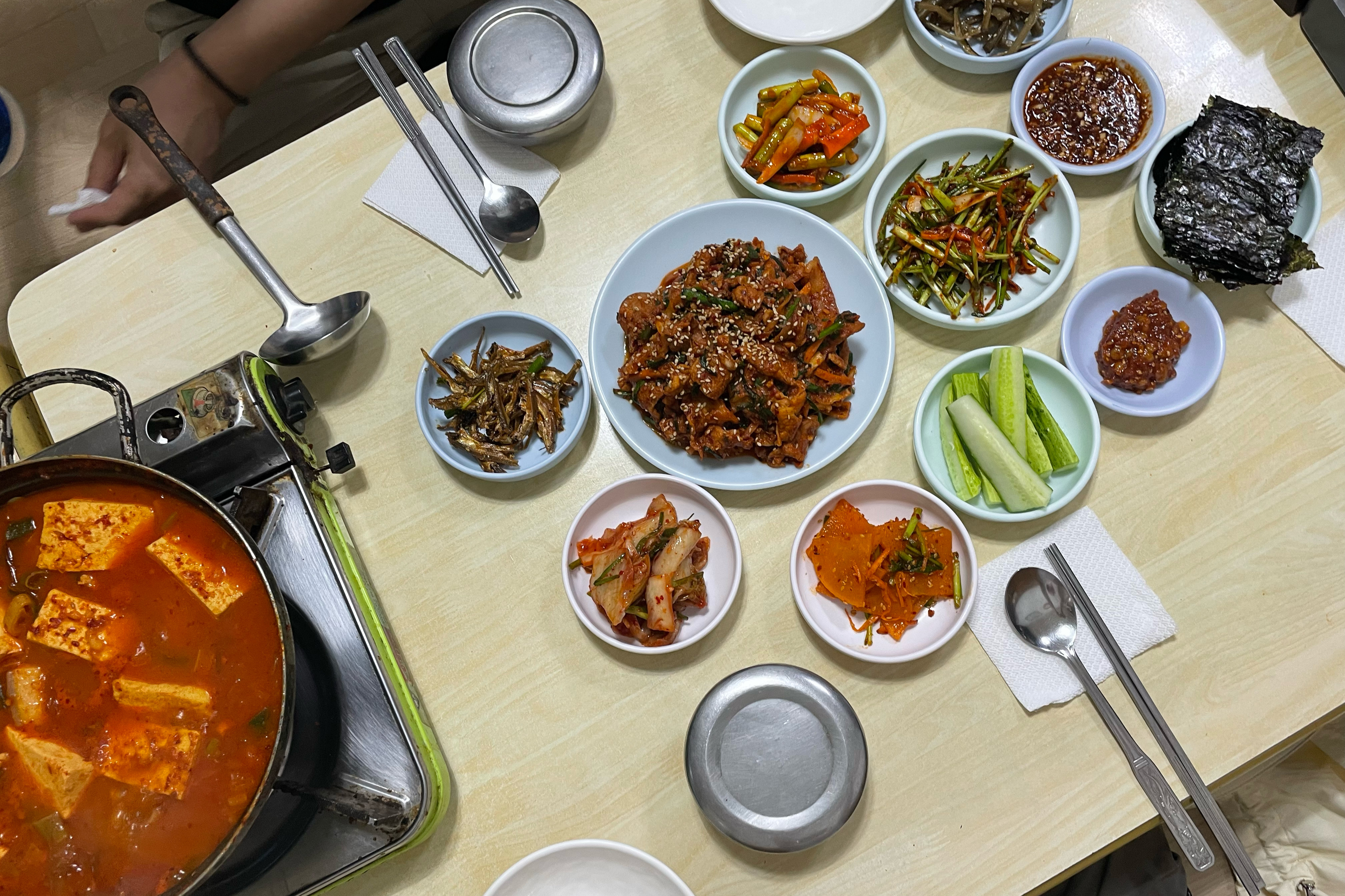 김치찌개가 먹고싶어서 찾다가 리뷰가 좋길래 갔습니다 기대한 것보다 더 맛있었어요 ! 제육복