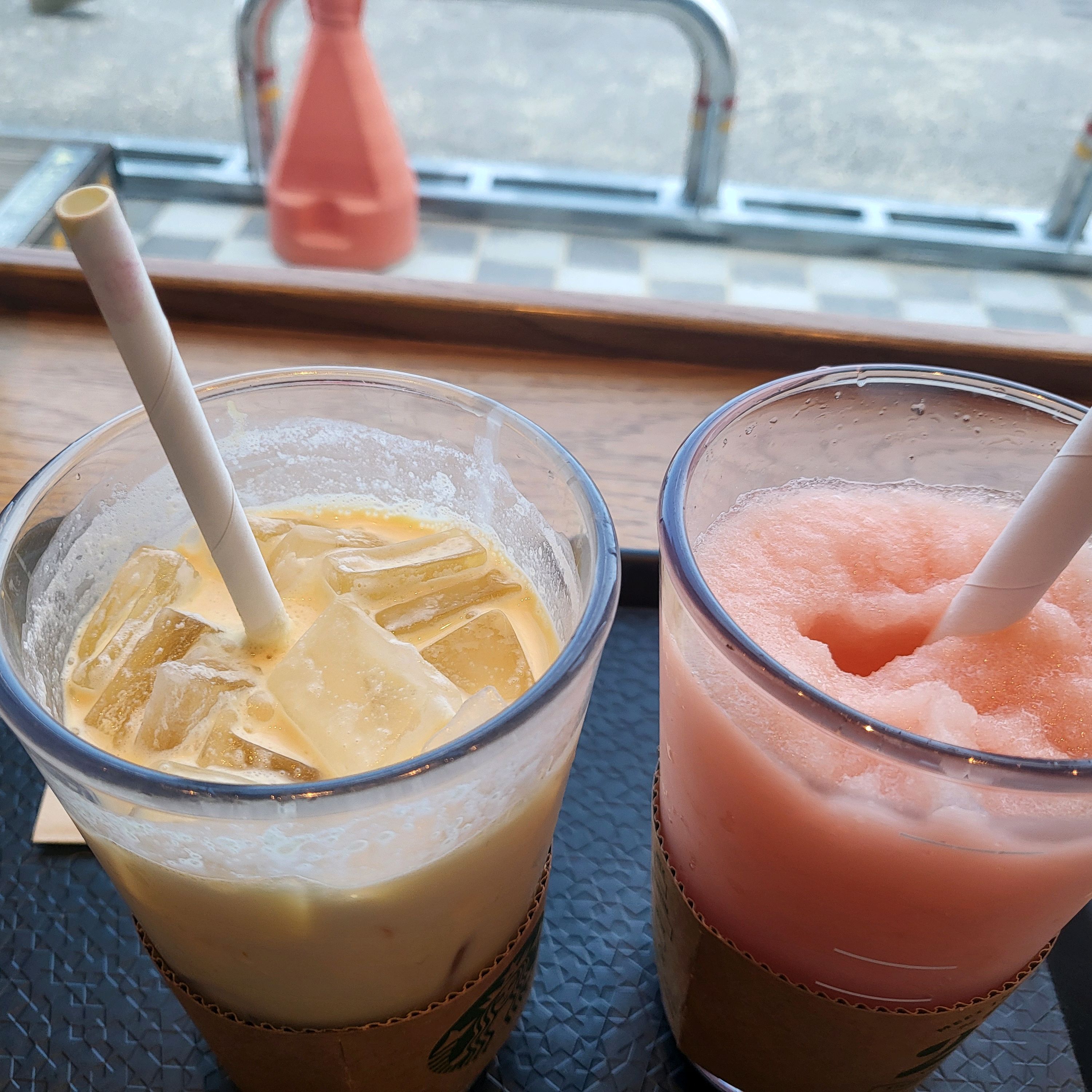 새로나온 음료 두가지를 주문했어요 바닐라라떼랑 팔삭자몽... - 경포대 맛집 스타벅스 강릉강문해변점