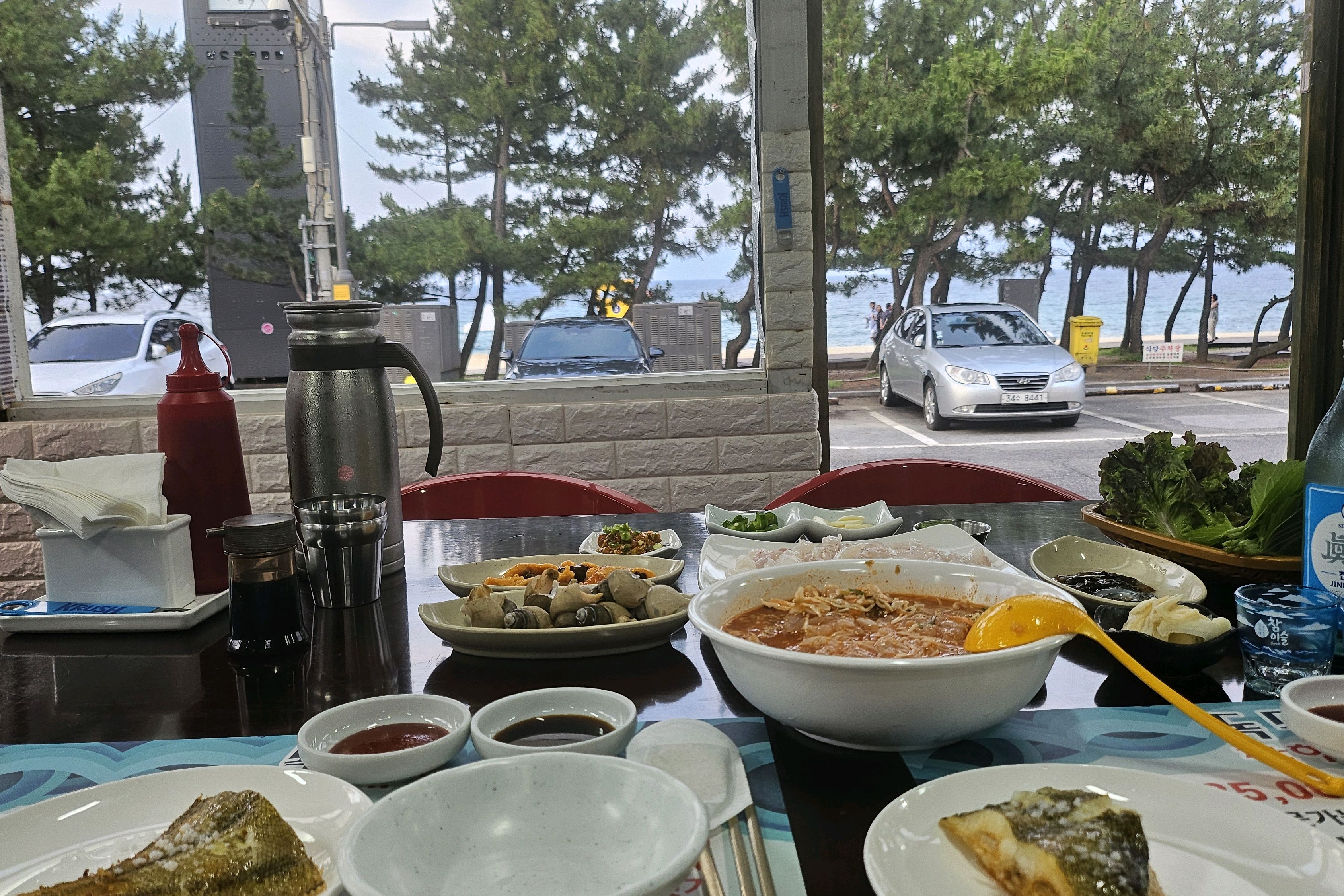 아내와 오랜만에 아이들 없이 경포대로 나와서 호객행위하는 의리의리한 수많은 가게들에 혹해서