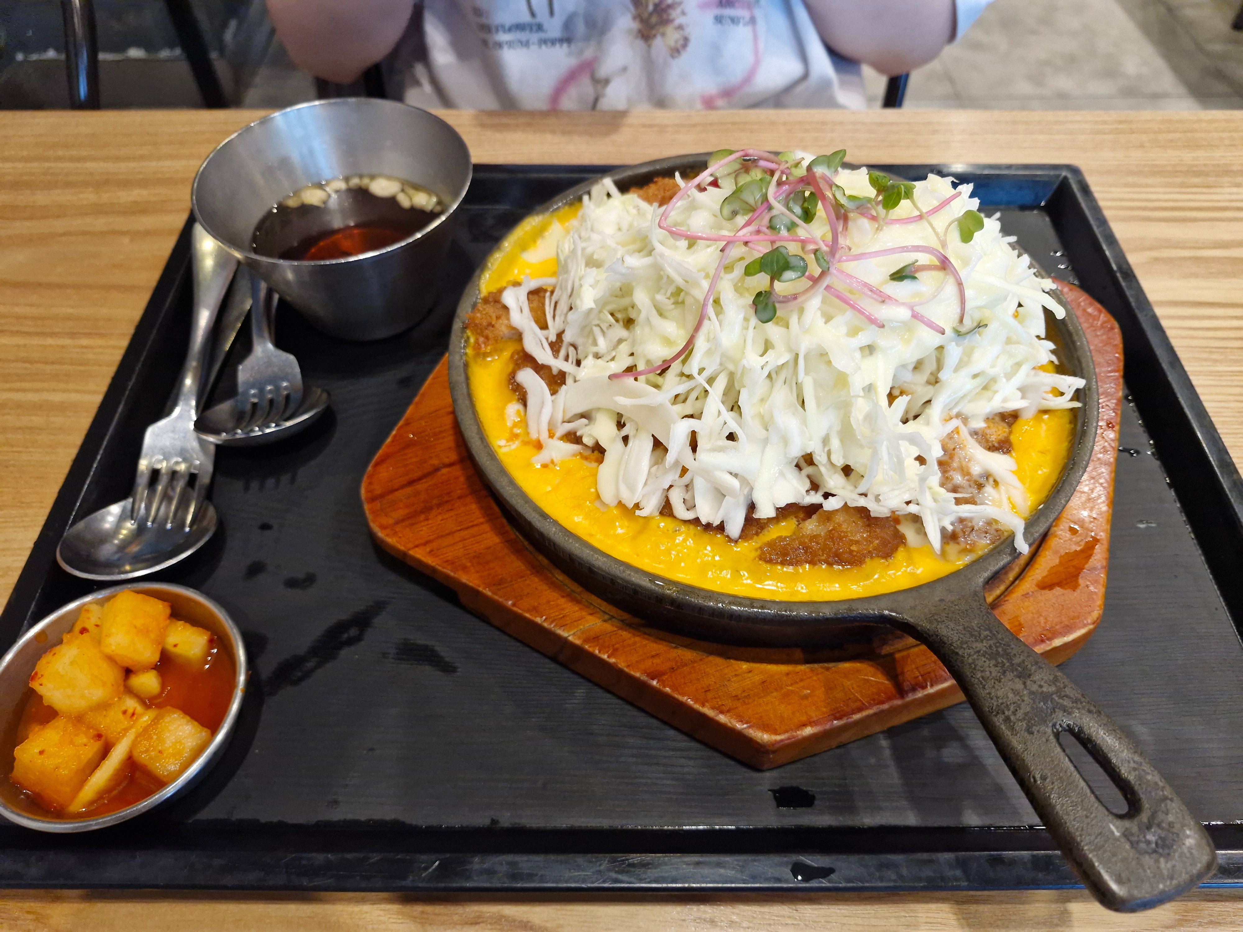 더블치즈돈까스와 해물크림파스타 주문했어요 - 익산 부송동 맛집 홍익돈까스 익산점