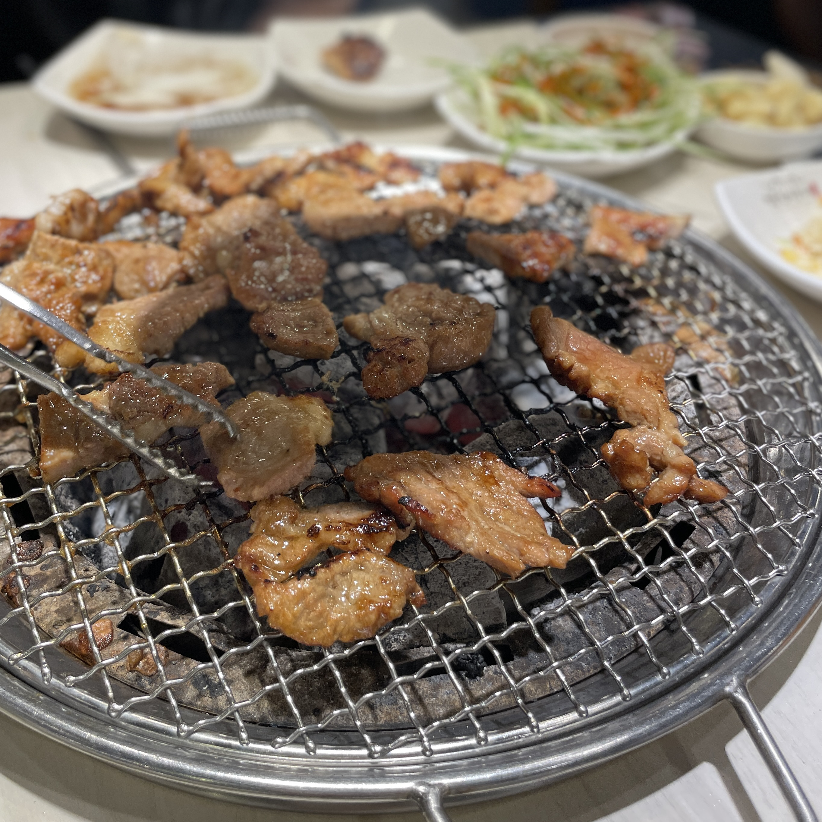 매장도 넓고 깔끔하구 맛있어요! 돼지갈비생각나면 꼭 가는 곳이에요~ 가족들과 함께 가기 좋