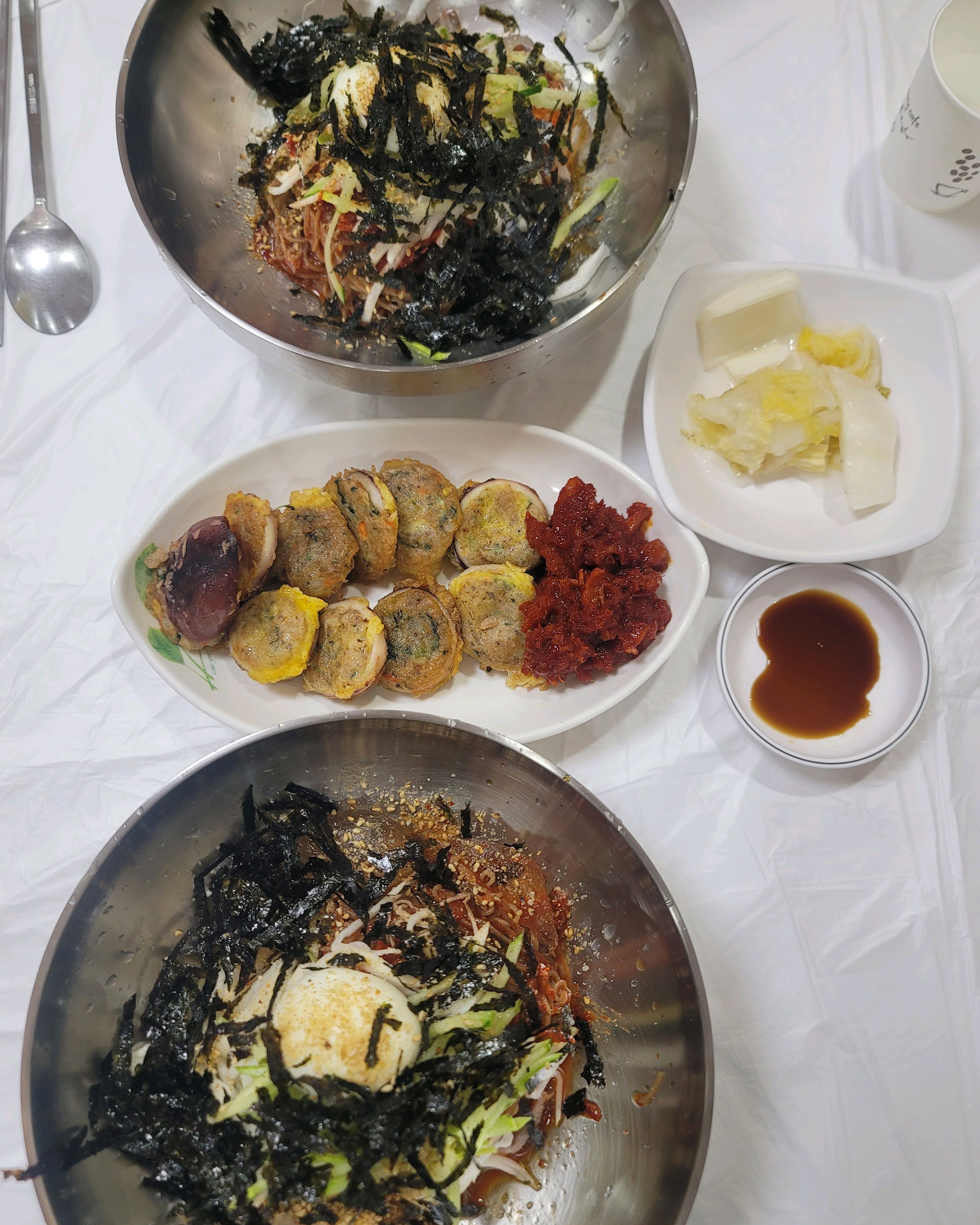 회막국수 맛있어요. 육수는 따로 부어먹을수 있게 주시고 겨자 양념장 식초 등 기호에 맞게