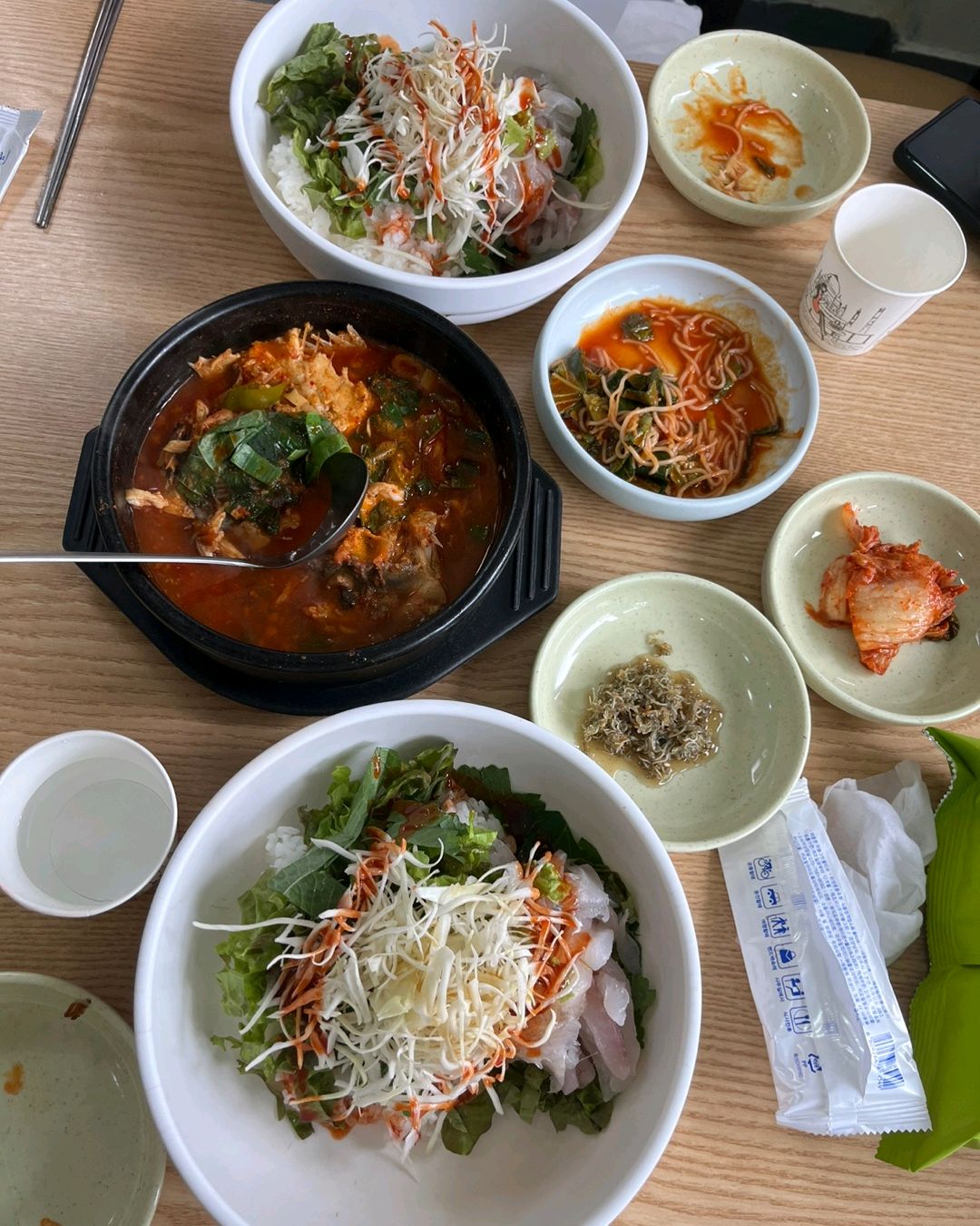 회덮밥 먹으러 갔는데 전이랑 비빔면 주시고 매운탕까지 주셔서 잘못 시켰나? 했는데 반찬이었