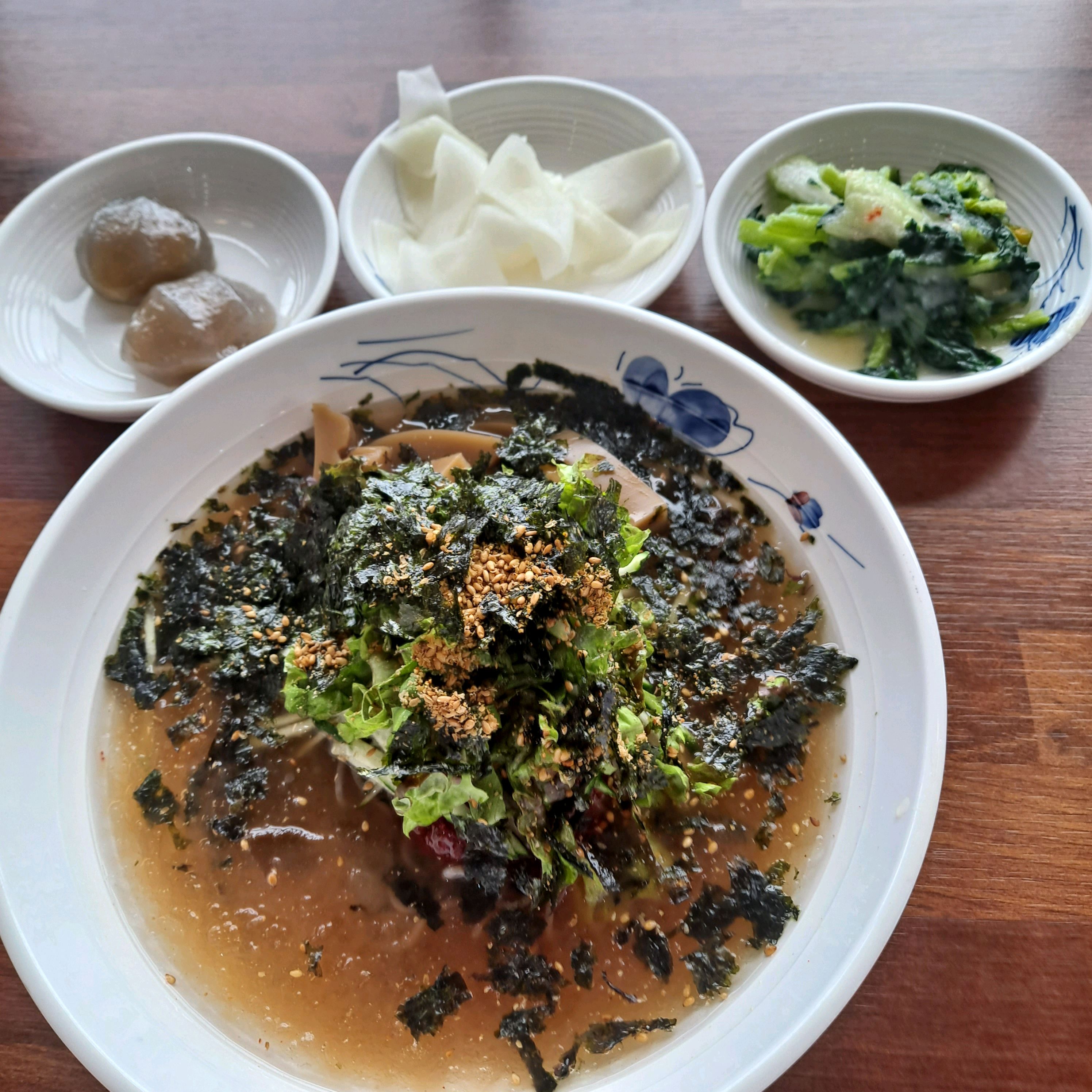 까막장이 궁금해서 혼자가서 먹었는데 시원하고 맛있어요 그리고 직원분이 친절해서 더 좋았어요
