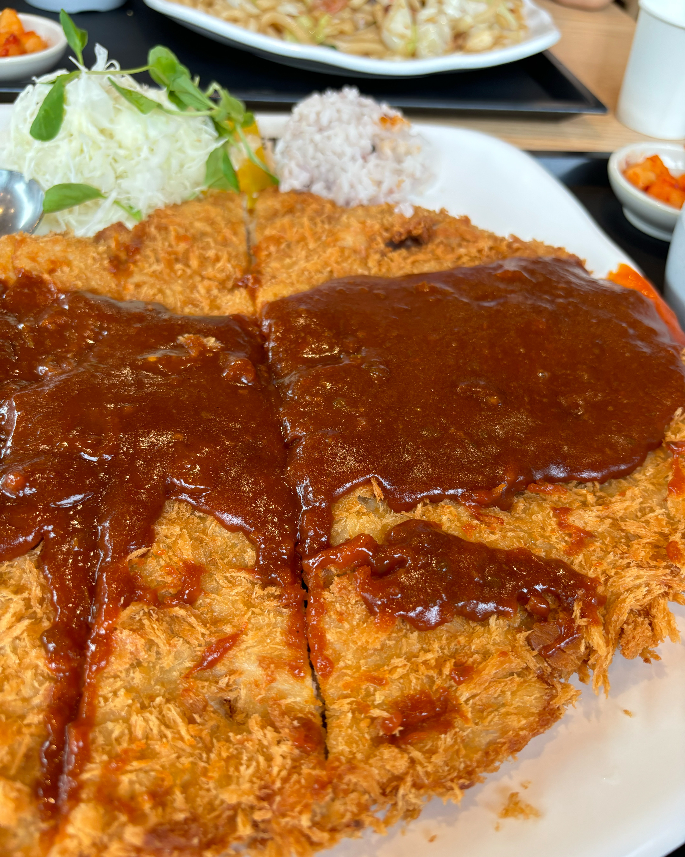 홍익돈까스는 맛과 양 모두 충족시켜 주는 메뉴이고 볶음우동 야채가 너무 많아서 야채만 먹어