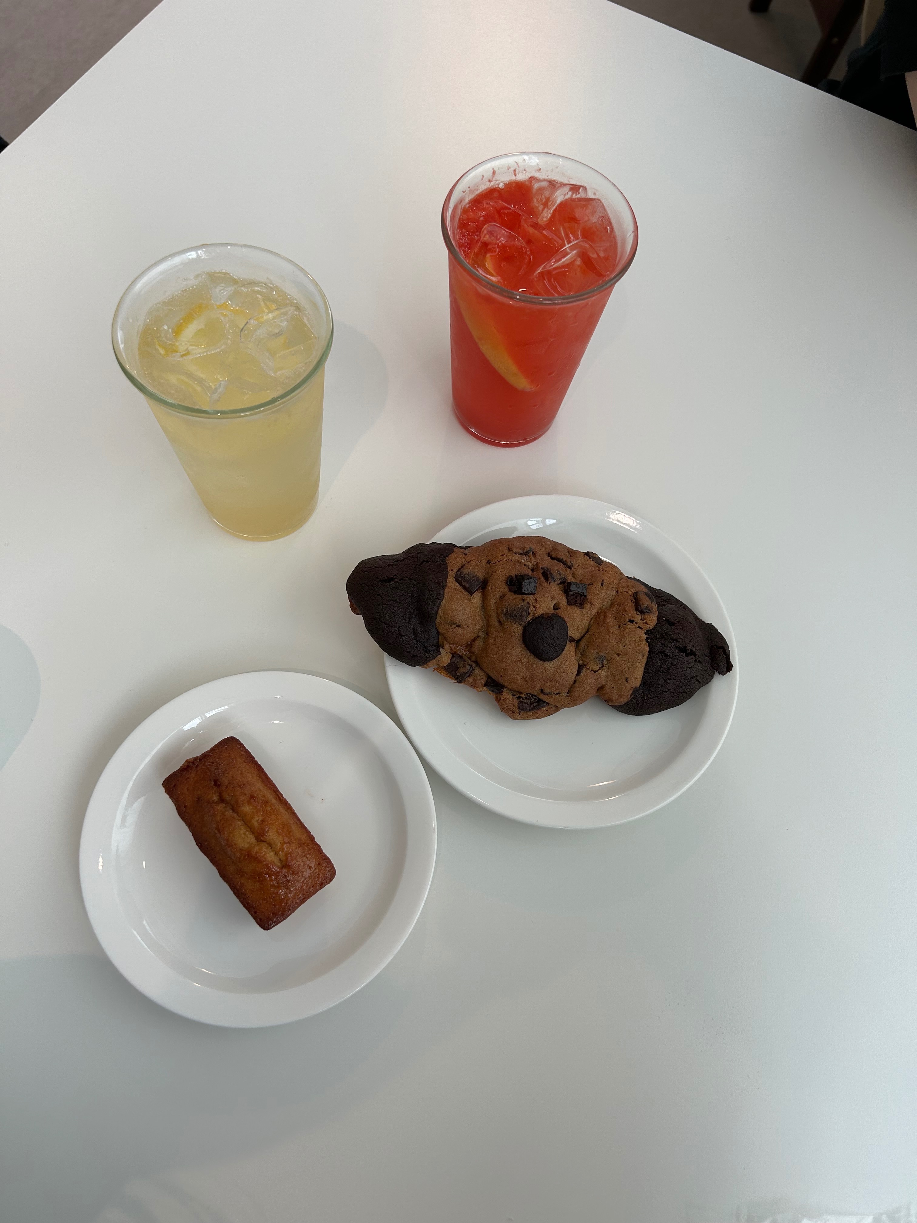 에이드 상콤달달 넘 맛있구 디저트는 크루키 강추요 ..🍪 분위기도 좋구 책읽기도 좋은 카페