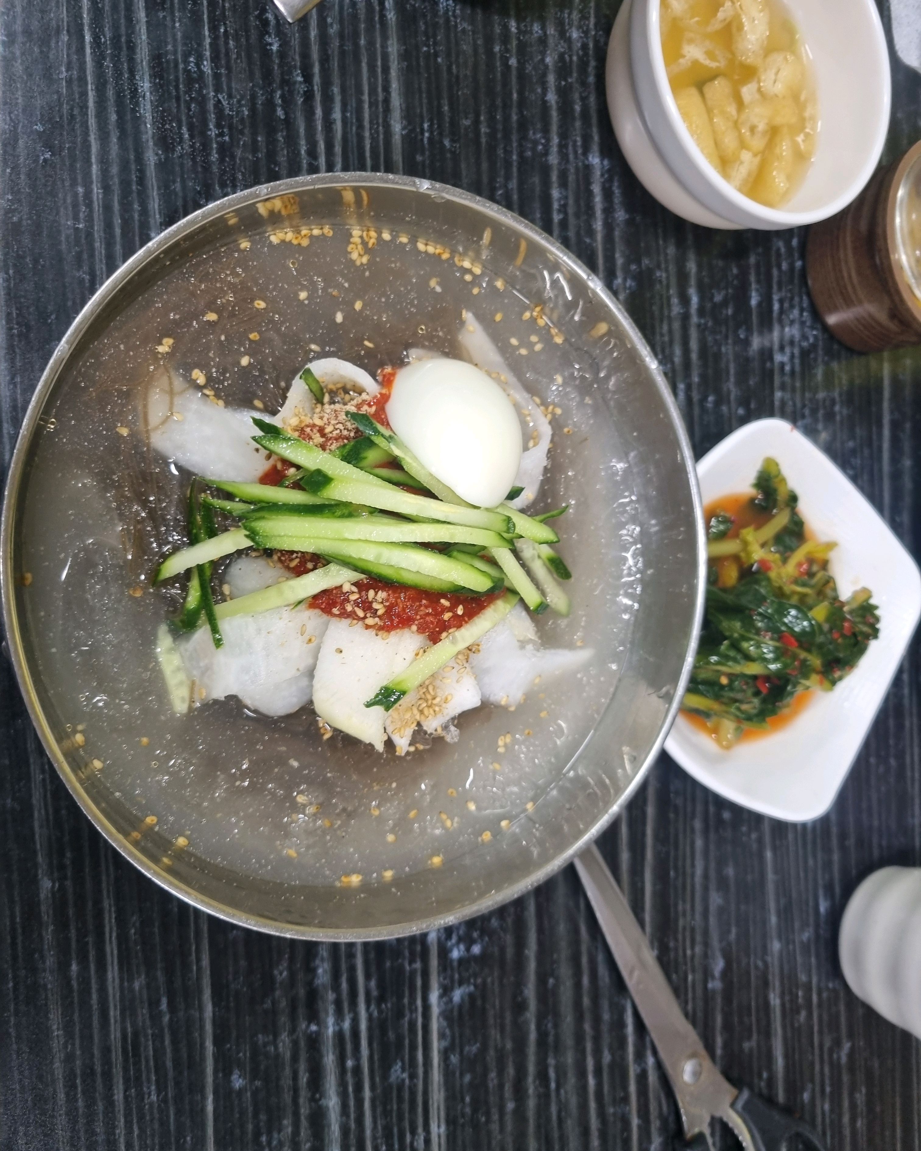 가격좋고 개인적으로 좋아하는 깔끔하고 매콤한 냉면이예요! 같이 먹는 김치만두도 별미! - 천호동 맛집 꽃집냉면