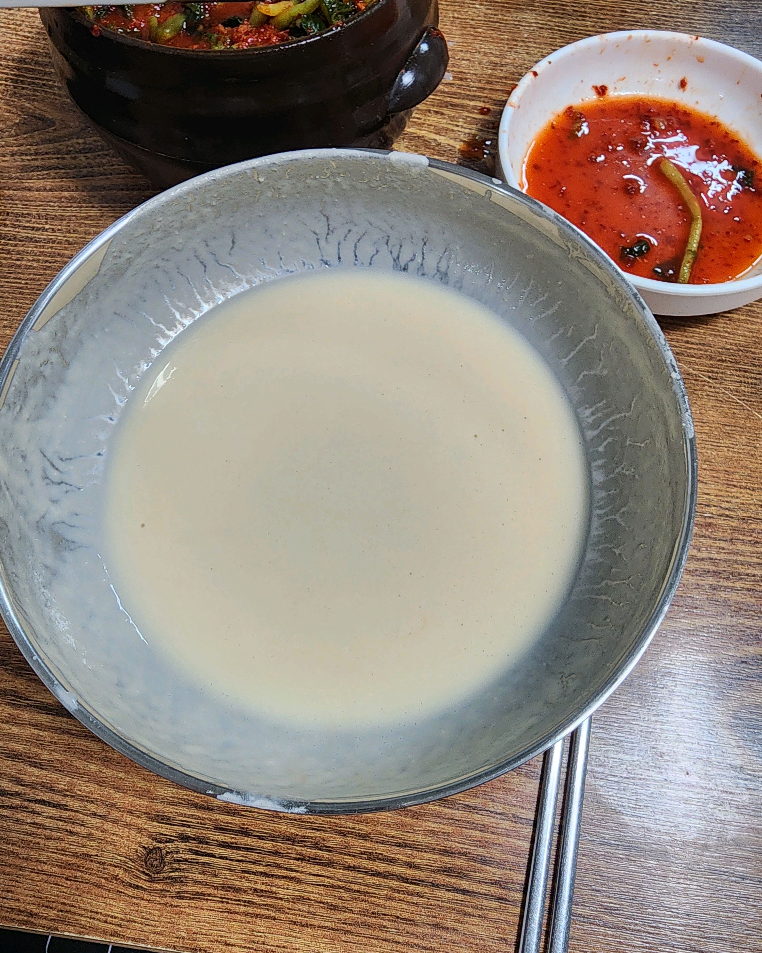 와.. 싹싹 비웠다.. 콩국물이 진해서 맛있게 먹었어요. 공간이 협소하다보니 대기를 많이 