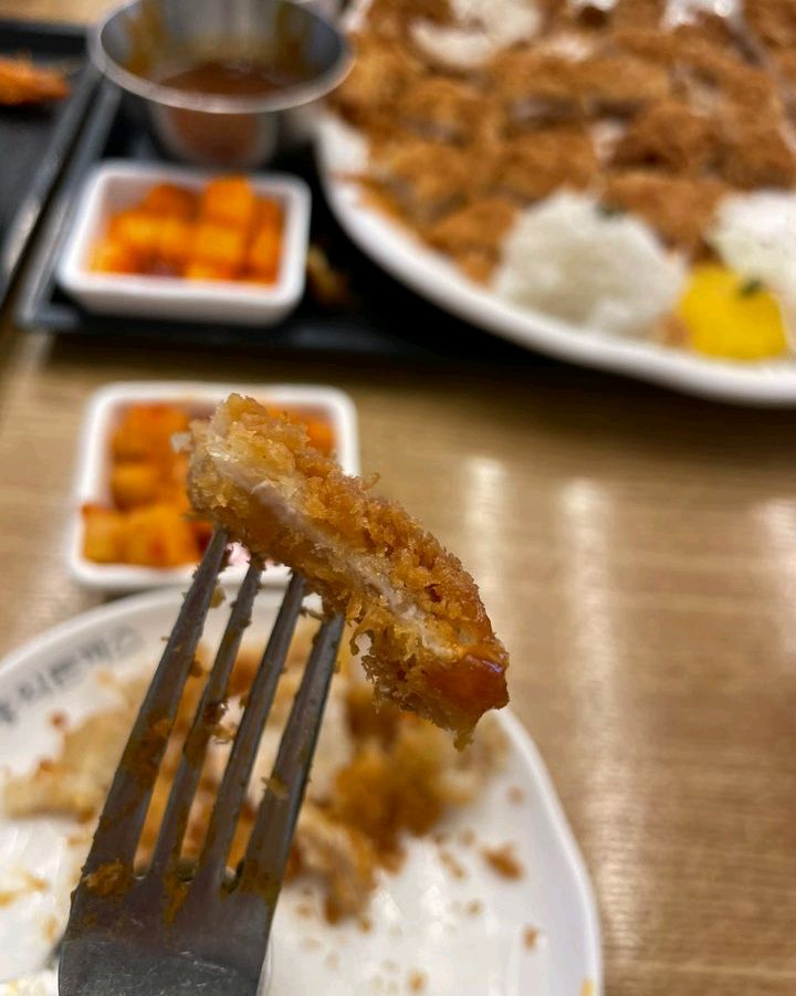 항상 맛있게 먹었던 곳이라 오랜만에 왔는데 돈까스 튀김만 너무 두껍고 고기는 너무 얇아