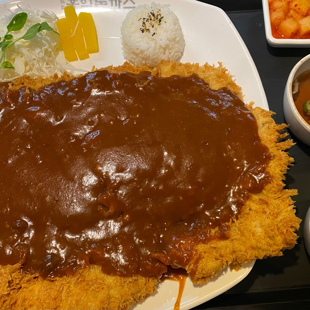 친구들과 함께 홍익돈가스를 찾았는데, 모두 맛있다고 극찬했습니다. - 충주 안림동 맛집 홍익돈까스 충주점