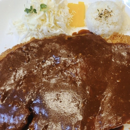 회사 동료들과 함께 홍익돈가스를 방문했는데, 모든 사람이 맛있게 식사를 할 수 있어 좋았습