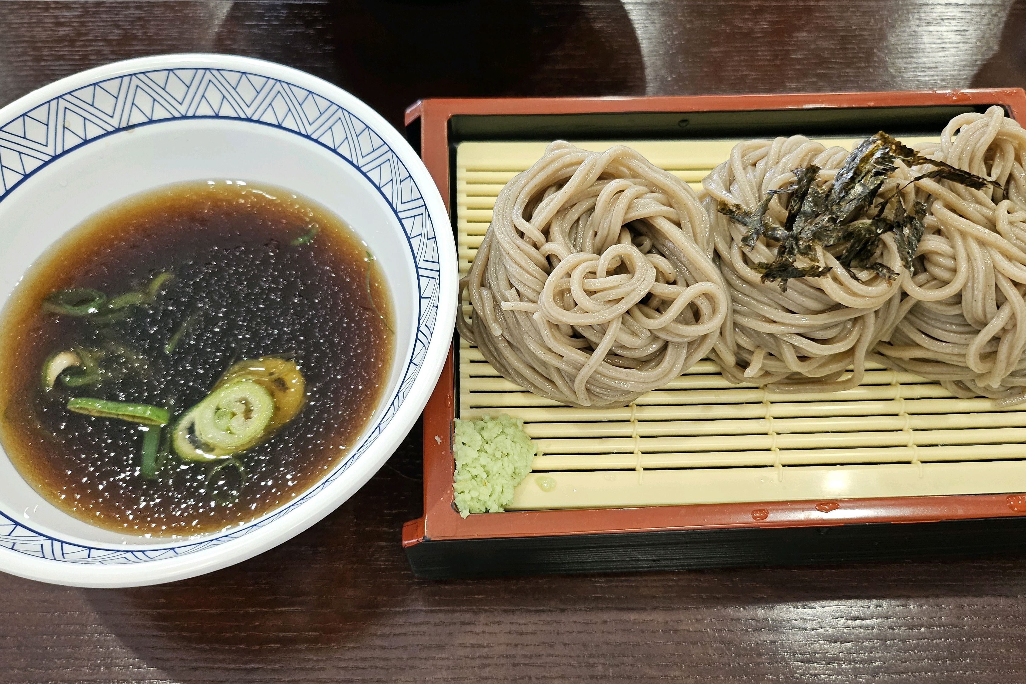메밀소바 정말 맛있어요! 메밀육수 자체가 진하고 시원하면서 짠맛도 적당해서 메밀면과도 어울