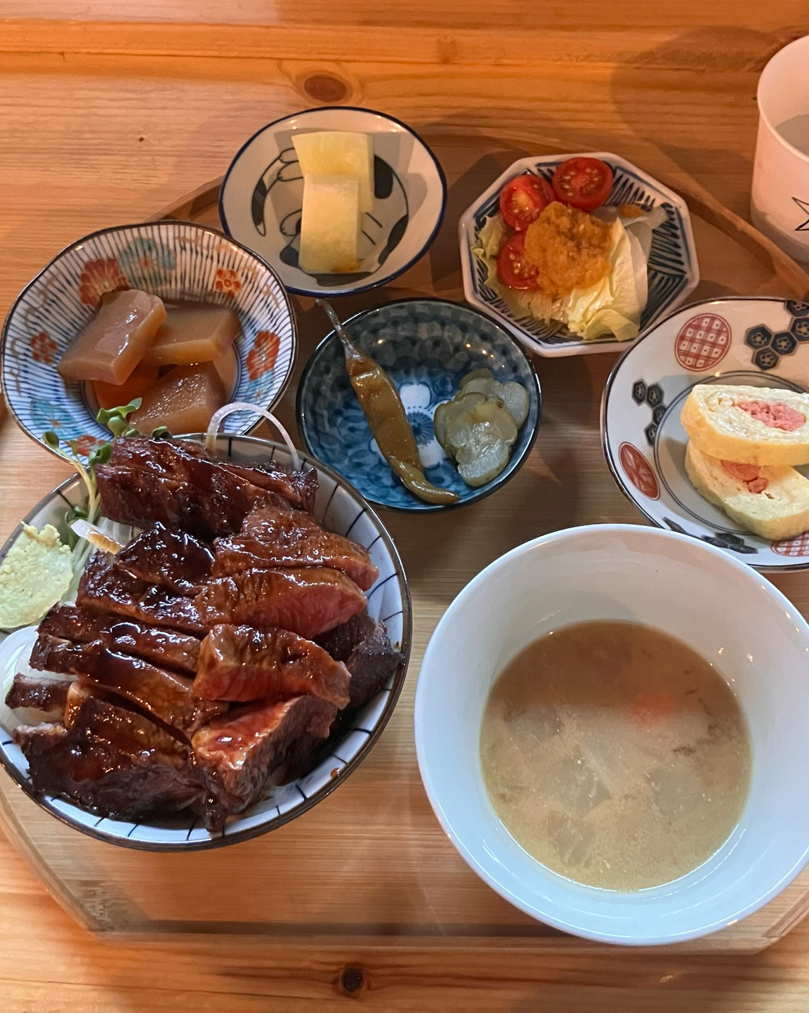메인 메뉴는 물론 반찬 하나하나까지 모두 정갈하고 맛있어요. 가격이 정말 저렴하고 양도 많