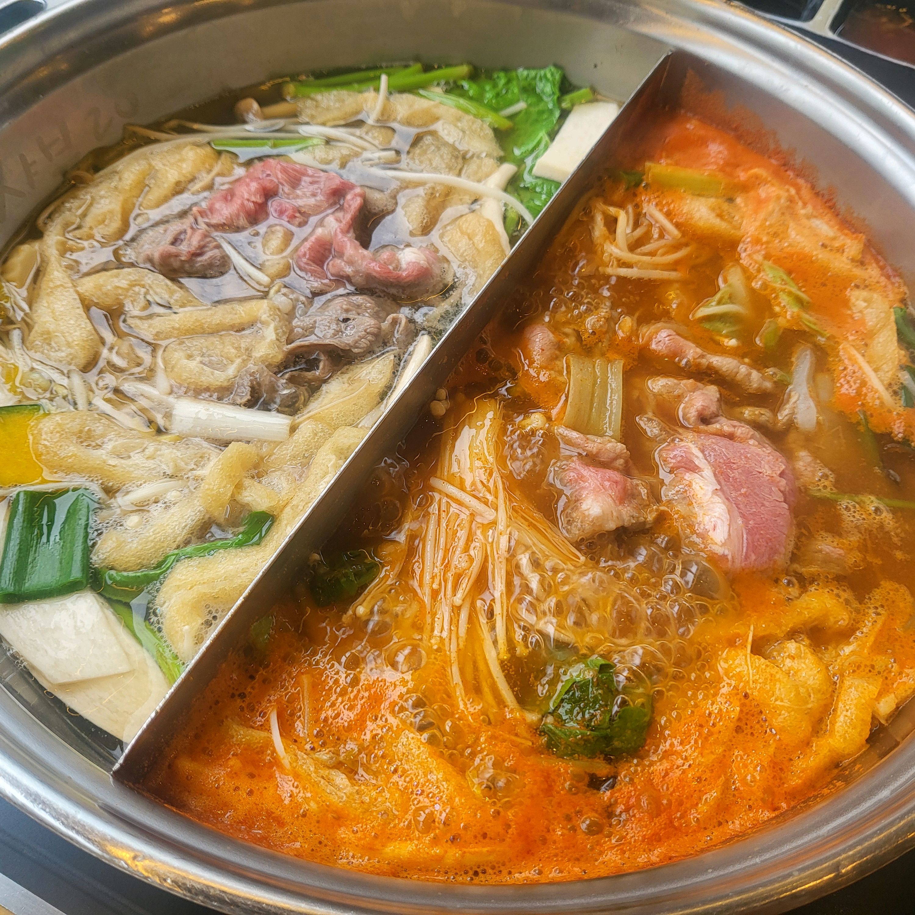 맛있어욤 무한리필에이가격 넘좋은것같아욤 닭강정도 맛있고 후식으로 먹을수있는 아포가토도 최