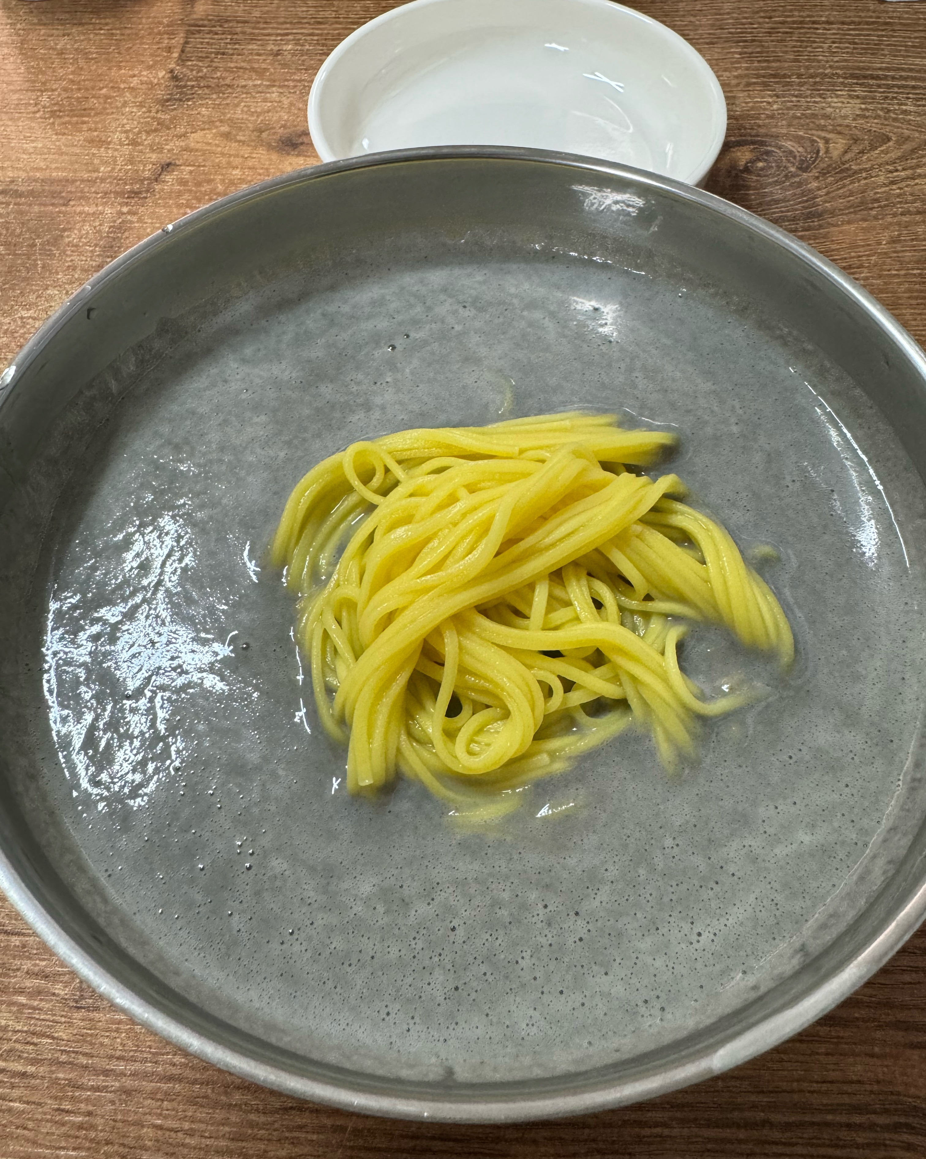 솔직히 매장은 너무 노포갬성이라 쾌적하지는 않았어요….근데 맛이 그 모든걸 커버합니다…..