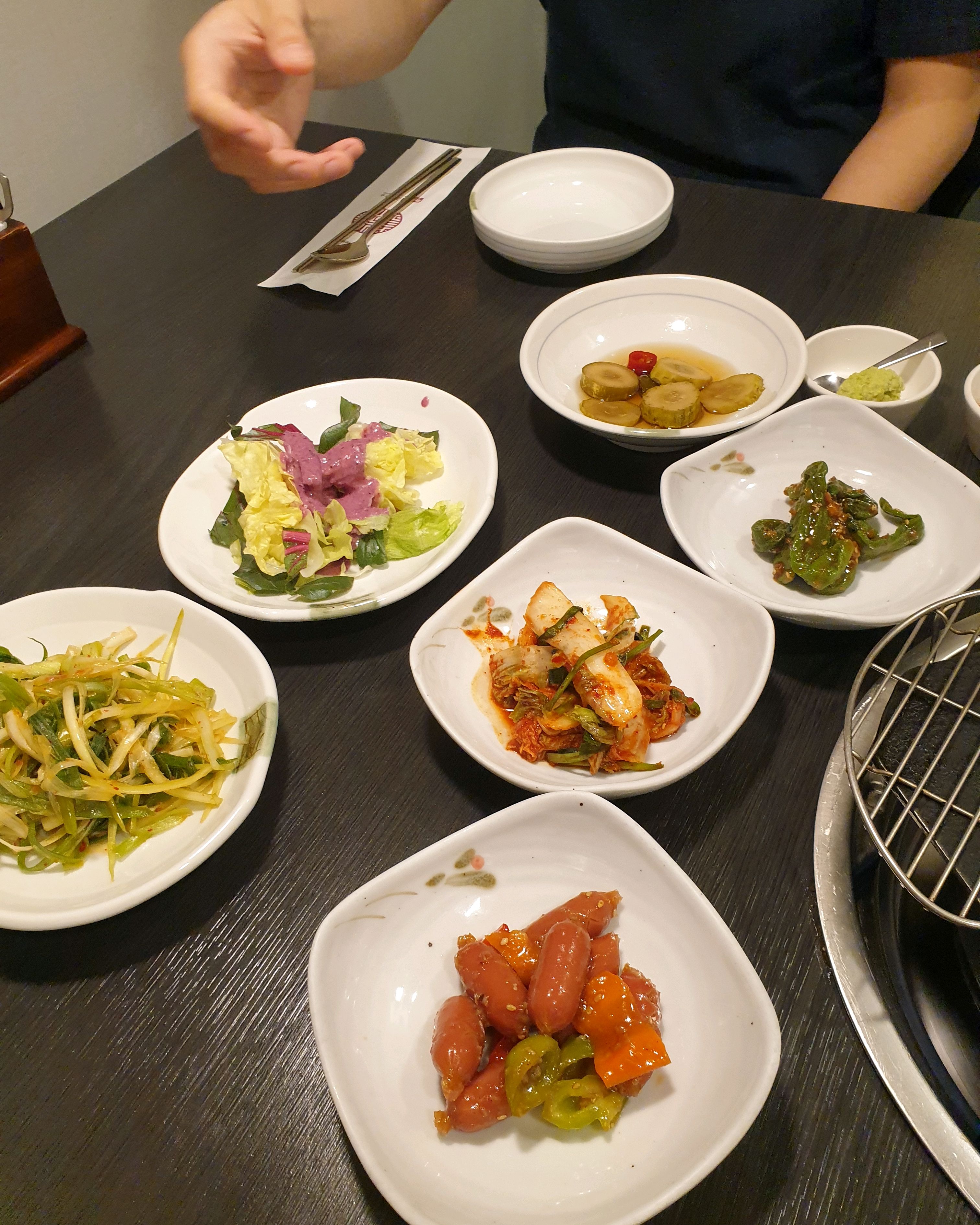 반찬이 다양하고 정갈하게 나와서 좋았아요. 고기질도 무척좋고 구워주셔서 편하게 식사할 수