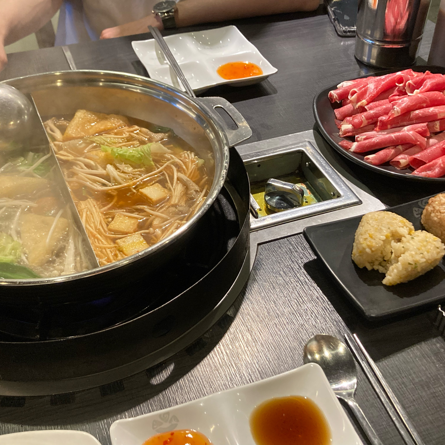 샤브샤브 육수 기본/매운맛 반반으로 해서 먹었어요! 기본맛은 깔끔하고 매운맛은 칼칼했습니당