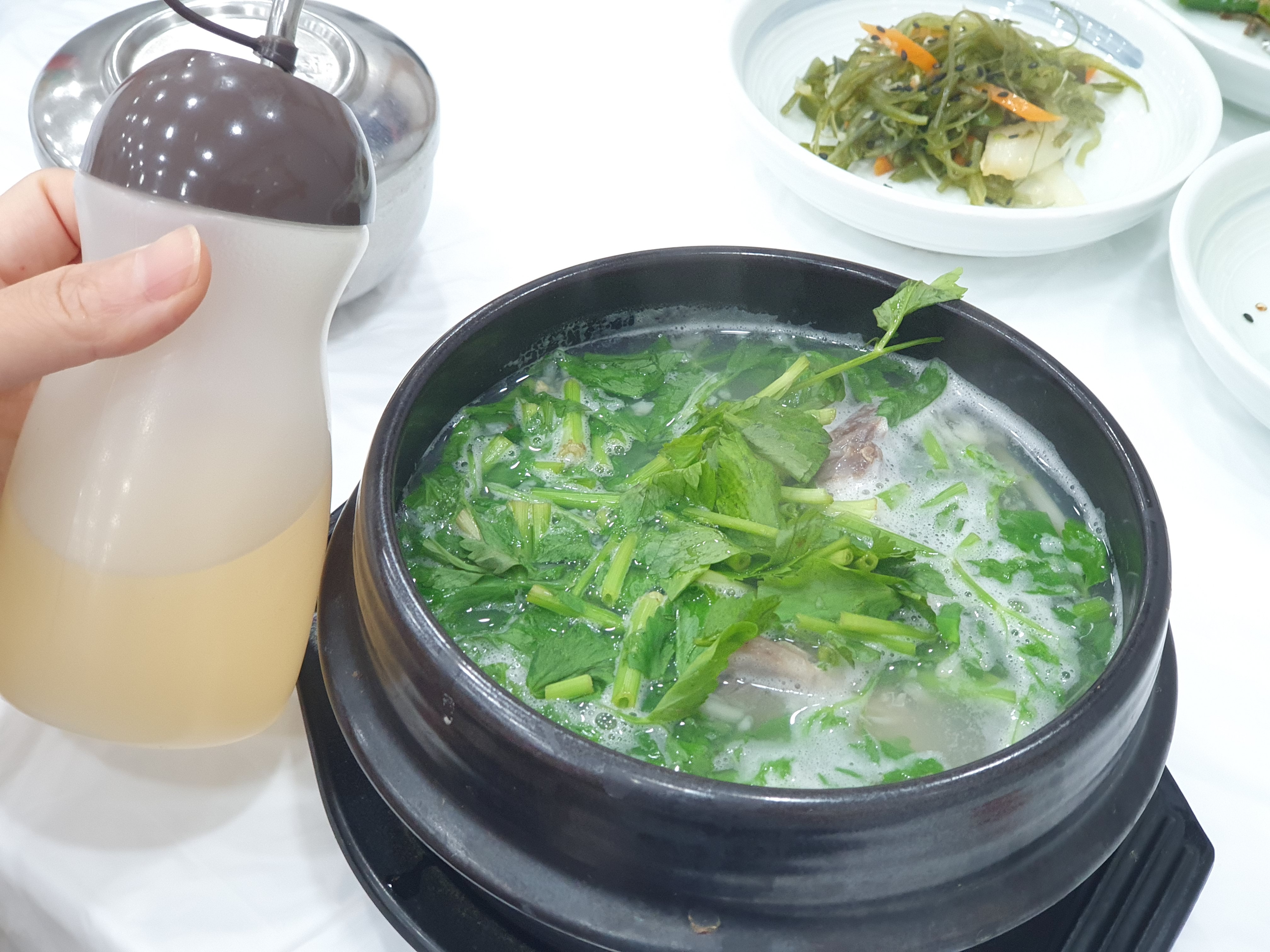 국물이 지이잉짜 시워어어언해서 코박고 먹었어요.밑반찬 맛보면 내공이 느껴지고 반찬 하나하나