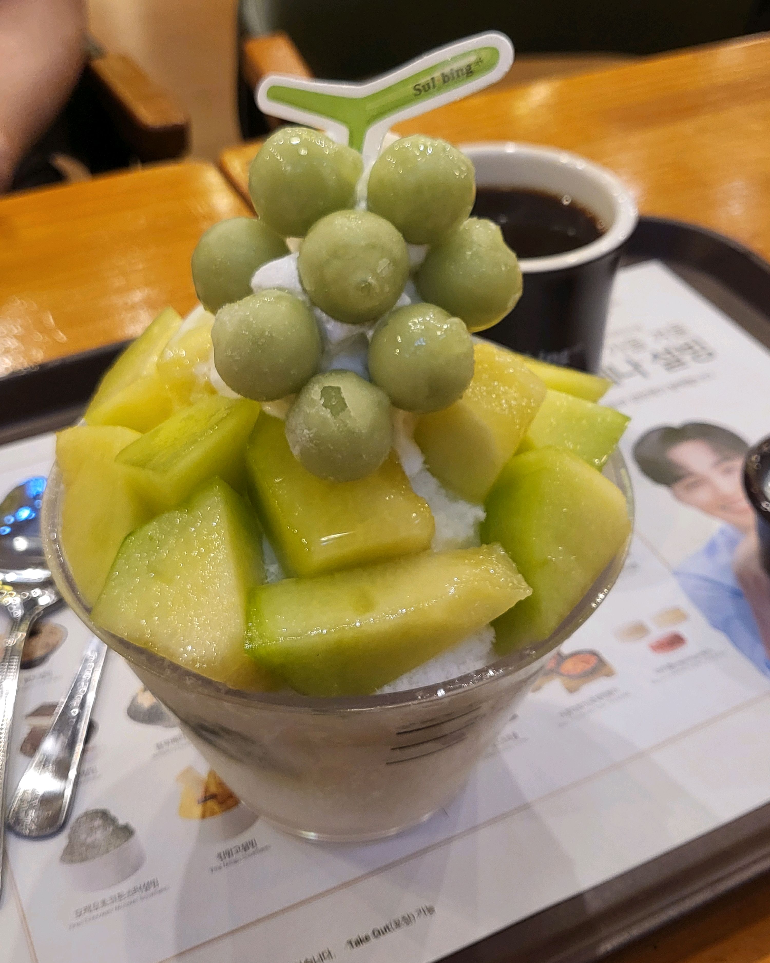 과일빙수 별로 선호하지는 않는데 샤인머스캣은 꽤 맛있었어요!ㅎㅎ 설빙도 점들마다 맛이 다