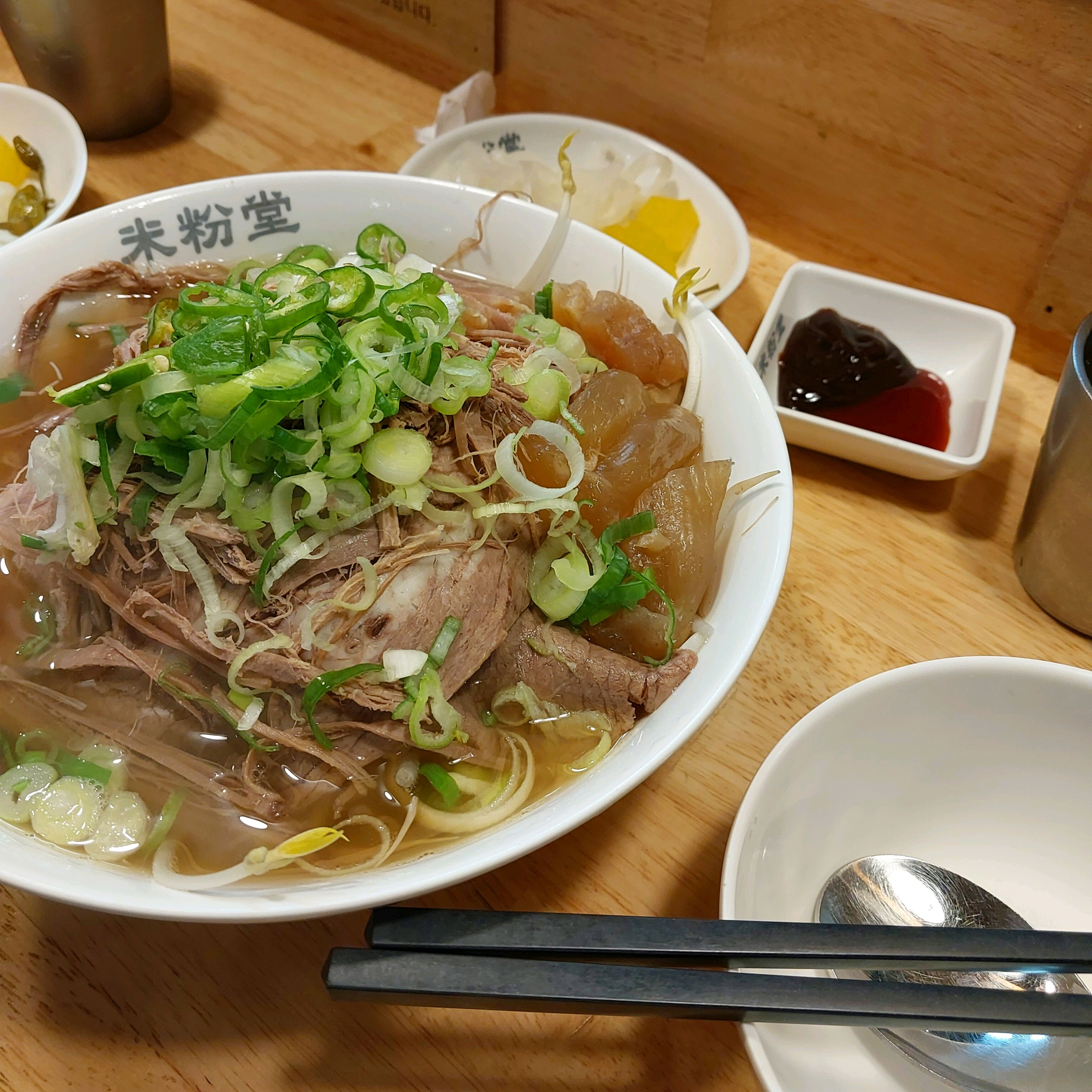 너무 맛있어요 이렇게 비가 부슬부슬 내리는 날엔 쌀국수가 딱이에요 숙주나물도 국수도 리필해