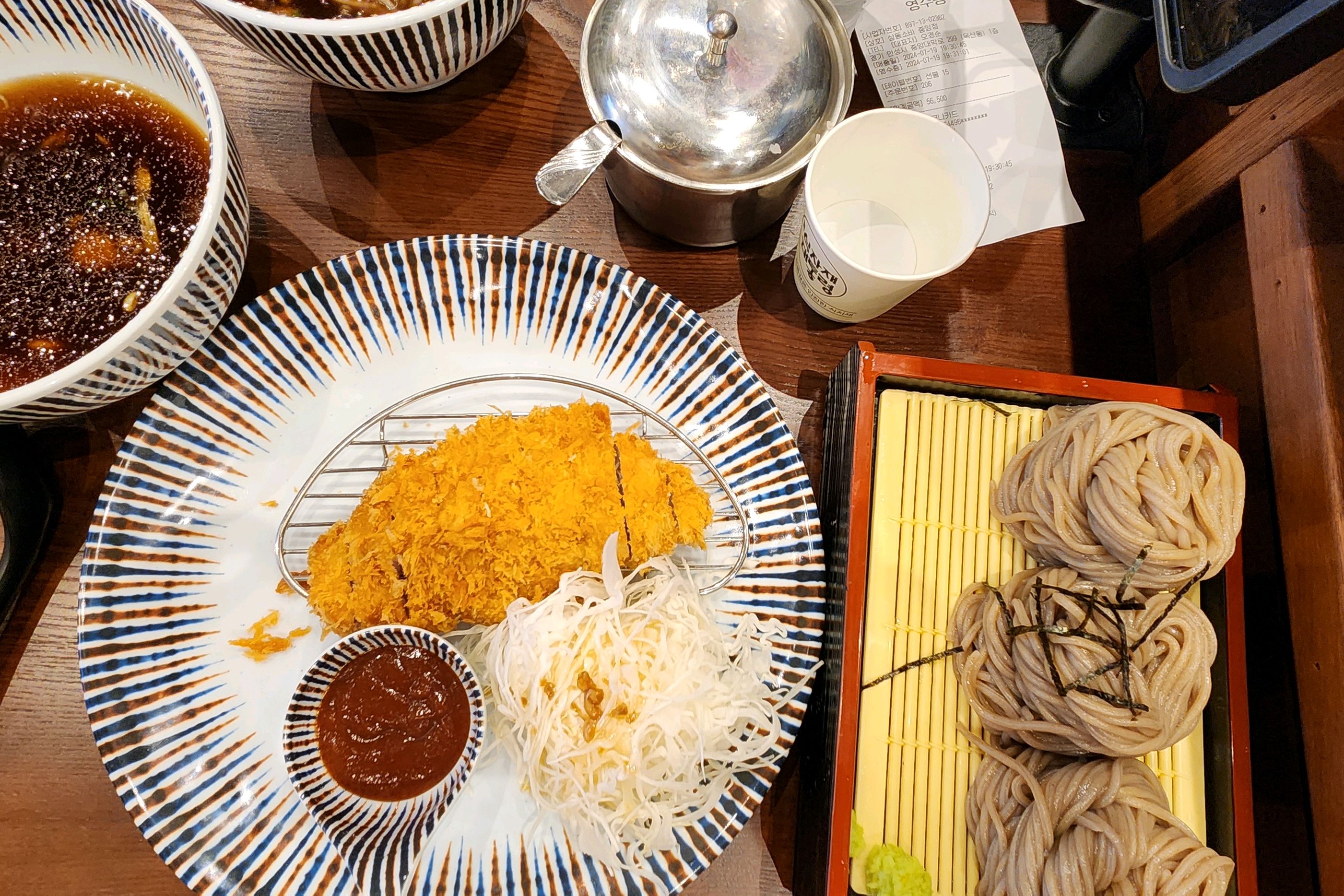 소바 국물 간이 조금 강하여 물을 섞어서 먹었어요. - 안성 맛집 삼동소바 안성중앙점
