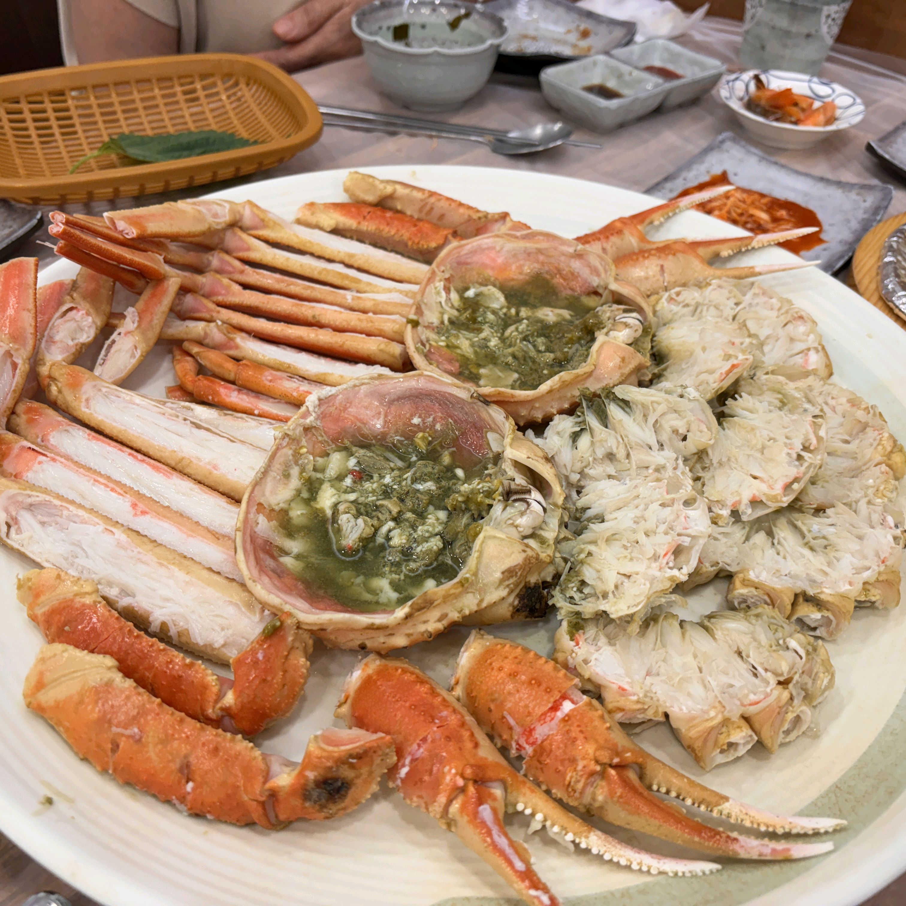 강릉으로 가족여행을 온김에 대게 맛집으로 알려진 울진대게횟집을 들렸습니다. 맛있는 대게에