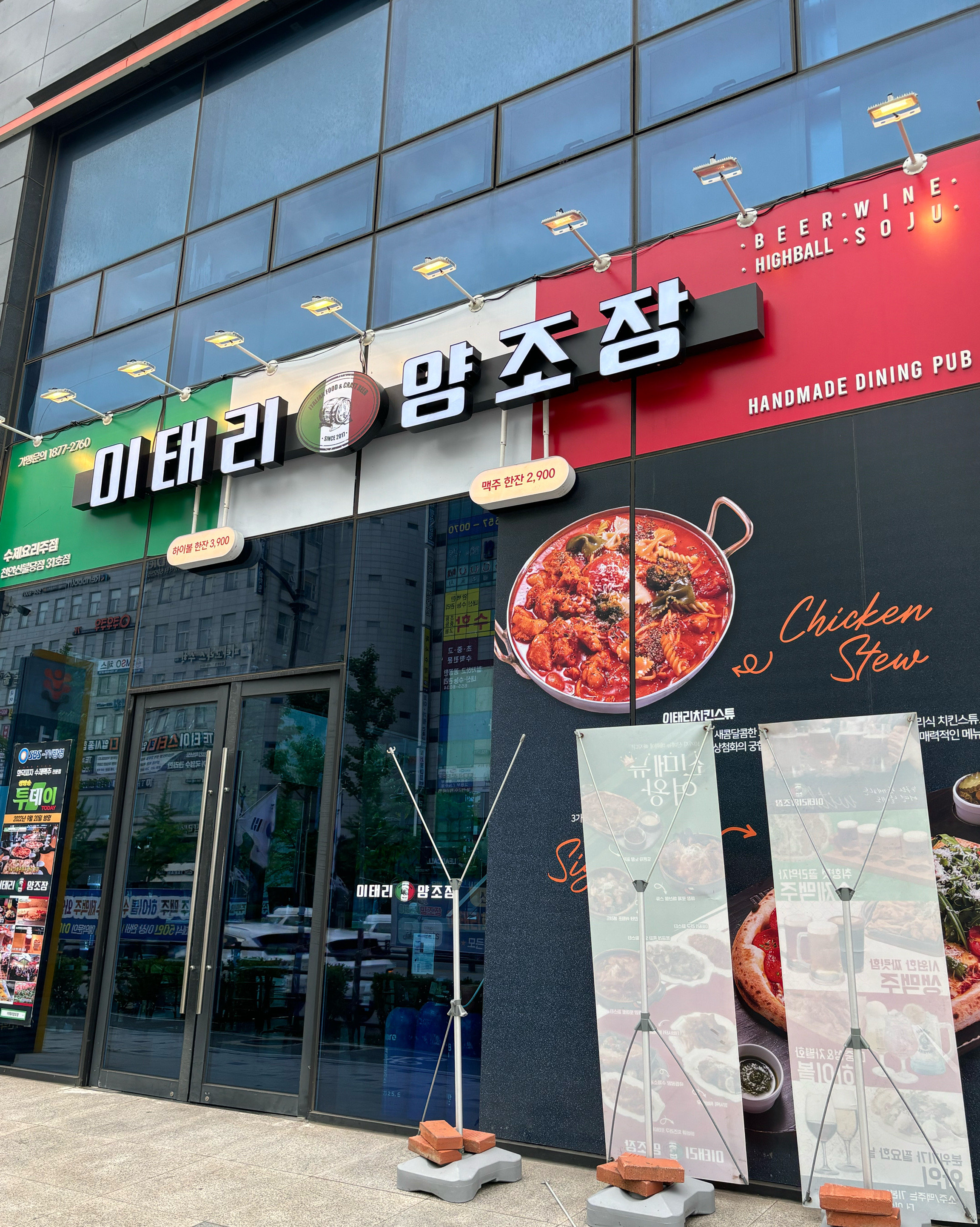 기본안주가 정말 맛있고 계속 리필도 가능해서 좋았습니다:) 인테리어도 너무 깔끔하고 피자가