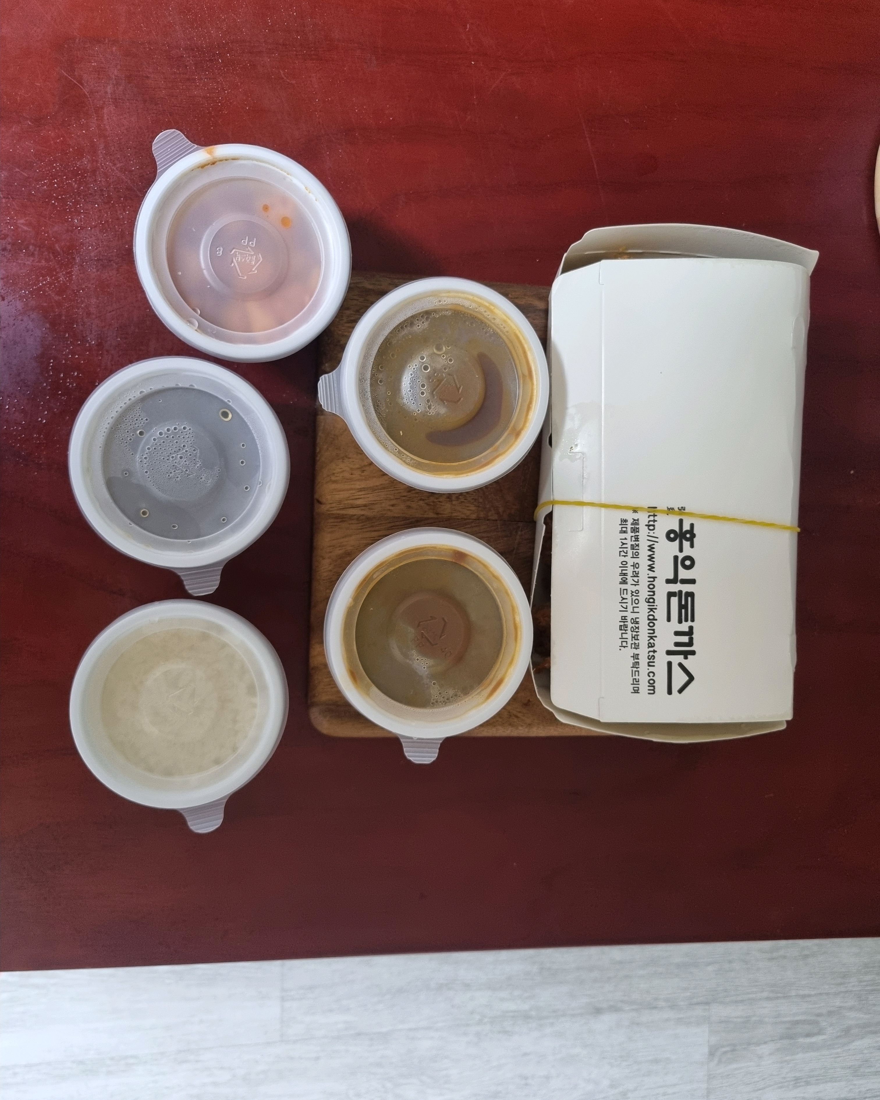소스는 맛있는데 튀긴 기름이 오래 되었는지 쓴맛이 입안을 감도네요 - 초지동 맛집 홍익돈까스 안산초지점