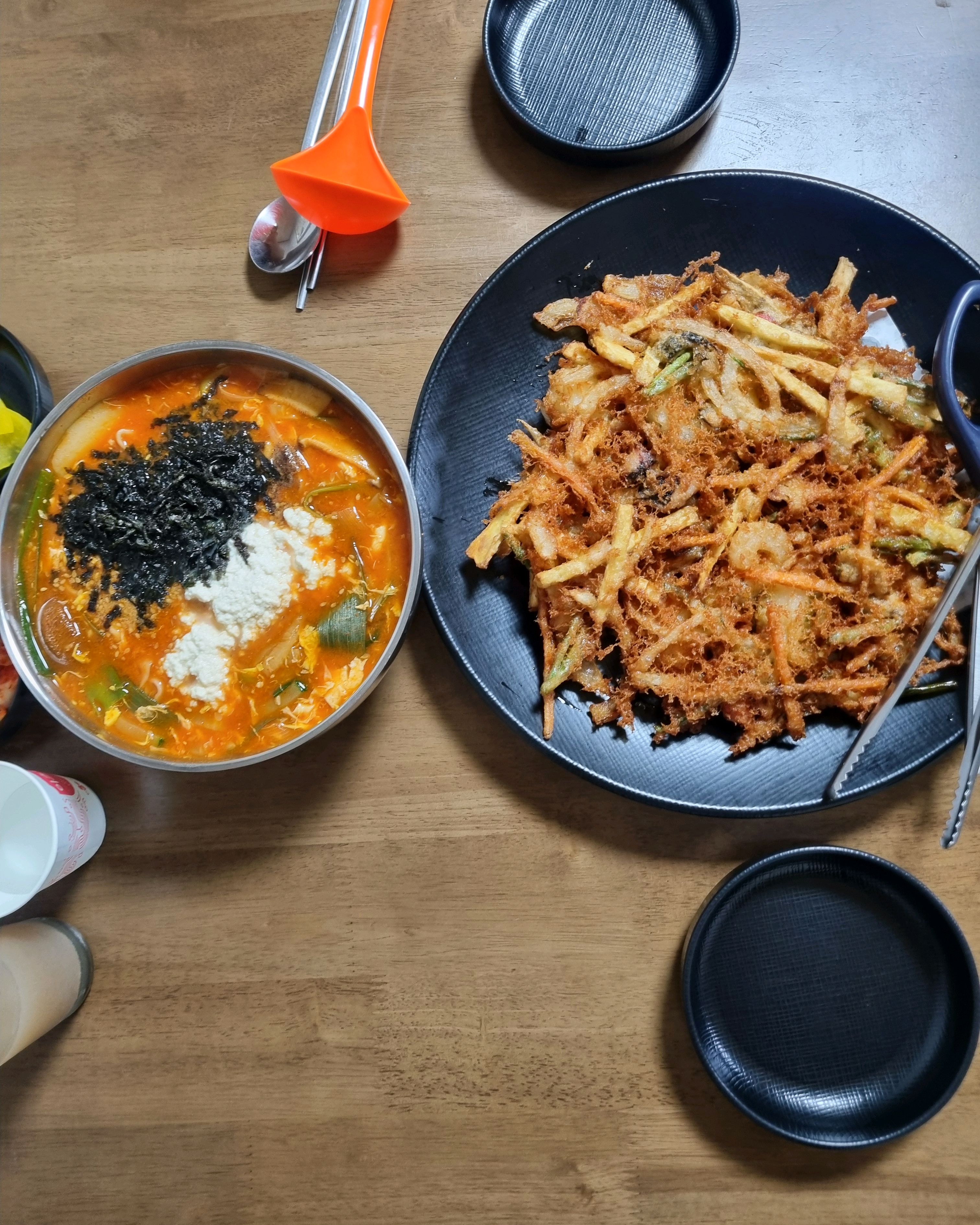 칼국수랑 파전 입맛에 딱이었어요ㅠㅠ 존맛 .. 파전 빠삭빠삭 해물야채튀김느낌???? 완전