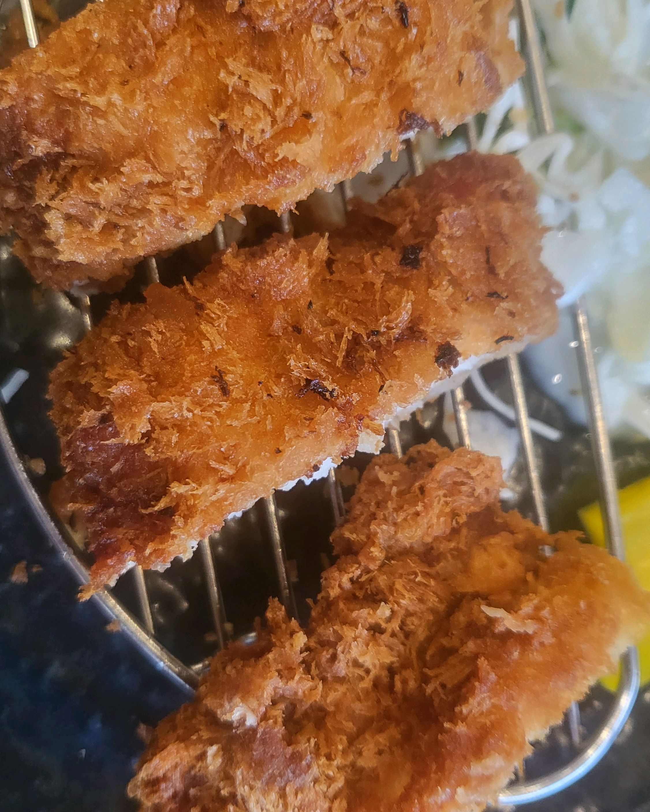 로스카츠는 시키지 마세요. 탄 가루에 쓴 맛 나고.. 메뉴판 사진과 너무 달랐어요.. 공익