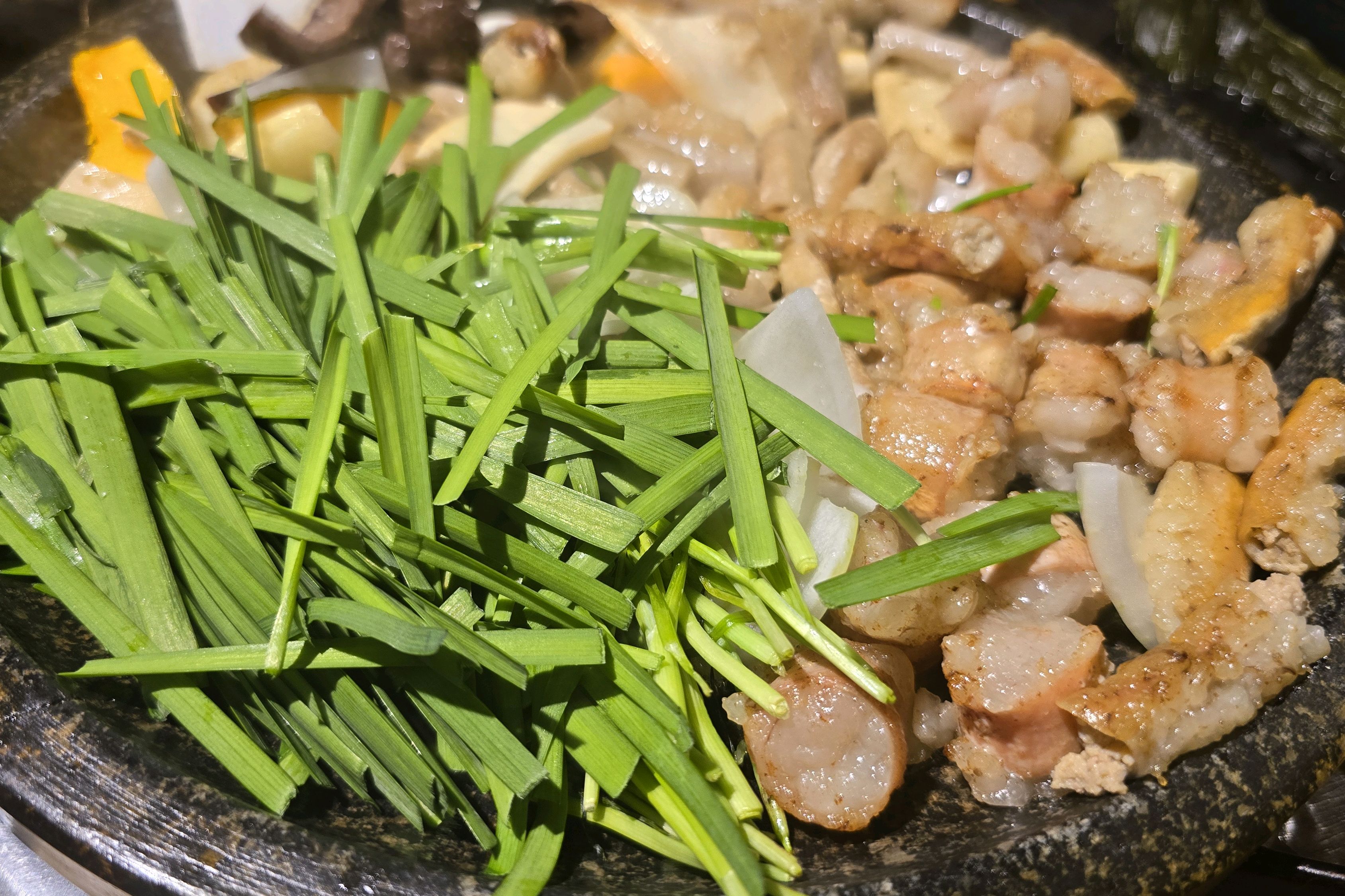 평촌 옥돌양곱창구이 본점의 소 곱창은 신선하고 맛있는 한우를 사용하여, 곱창의 곱이 꽉 차