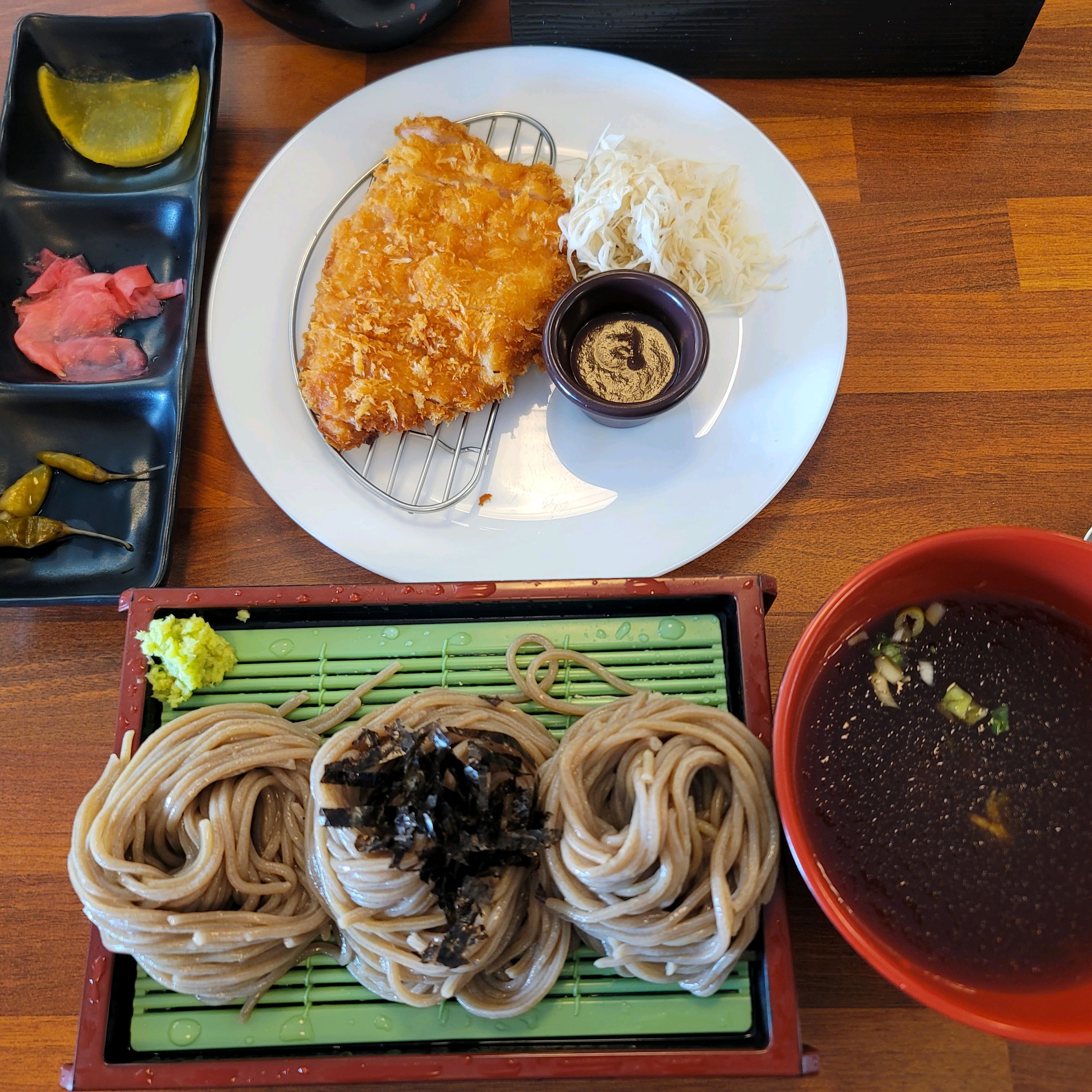 주문하자마자 5분 내외로 음식이 나올 만큼 정말 속도가 빠르고 테이블 회전도 잘 돼요. 요