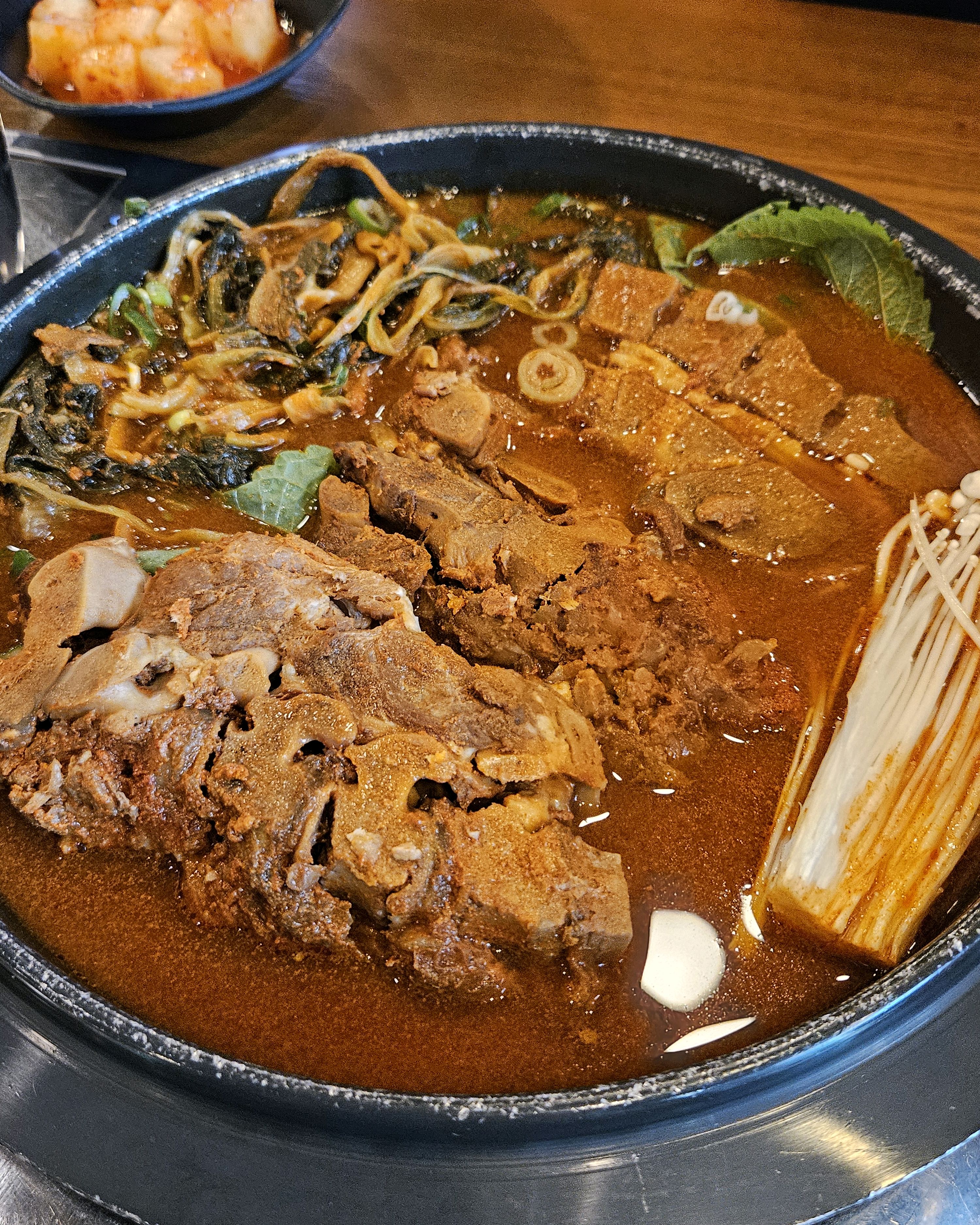 오랜만에 감자탕 먹으러왔는데 이름처럼 진짜 산더미 감자탕이네요 ㅋㅋㅋㅋ 고기가 진짜 많이